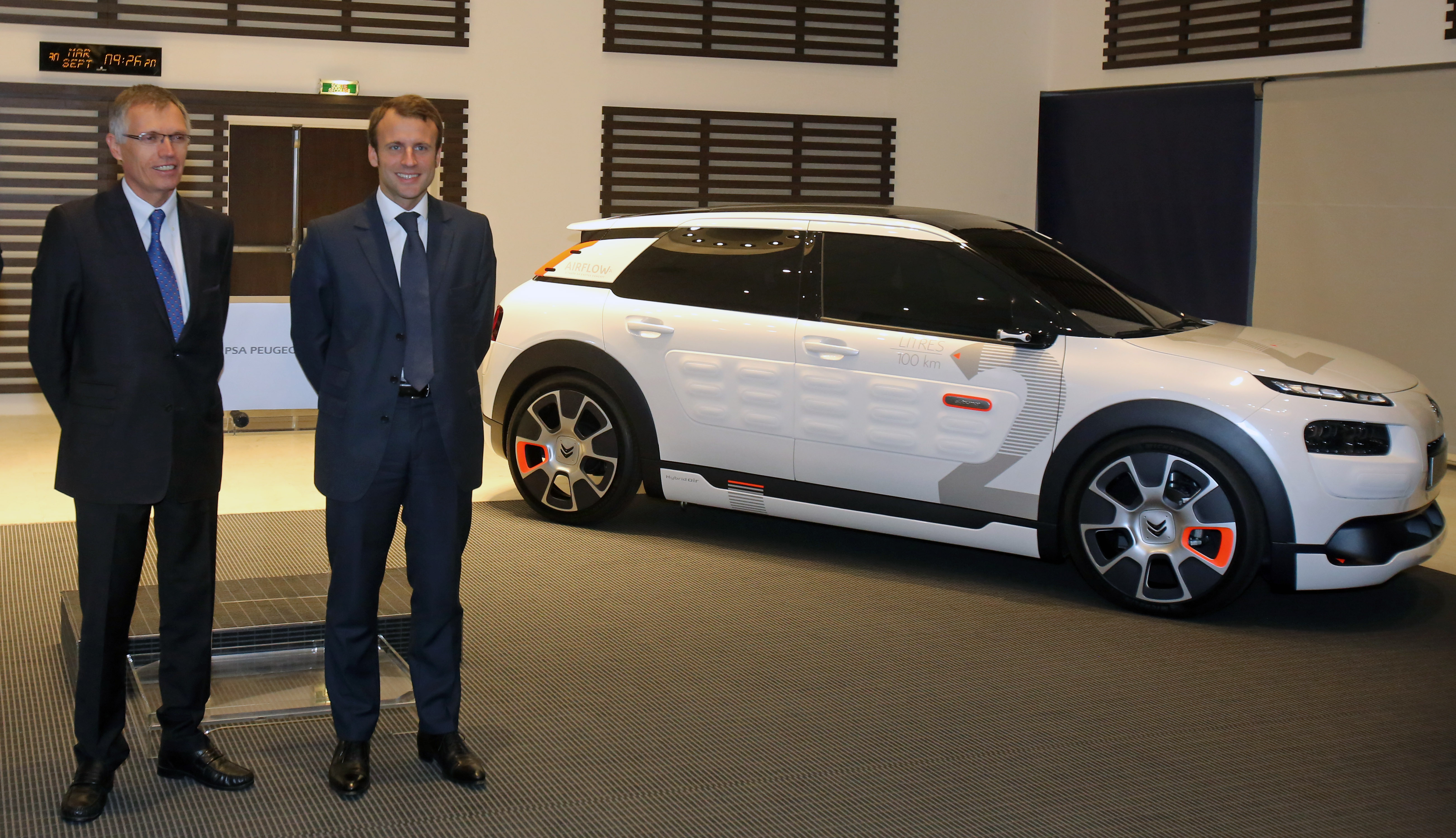 At Paris show, carmakers look to better times