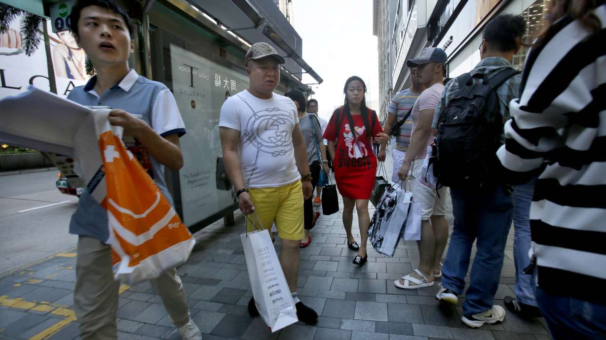 Hong Kong protesters try to win over tourists