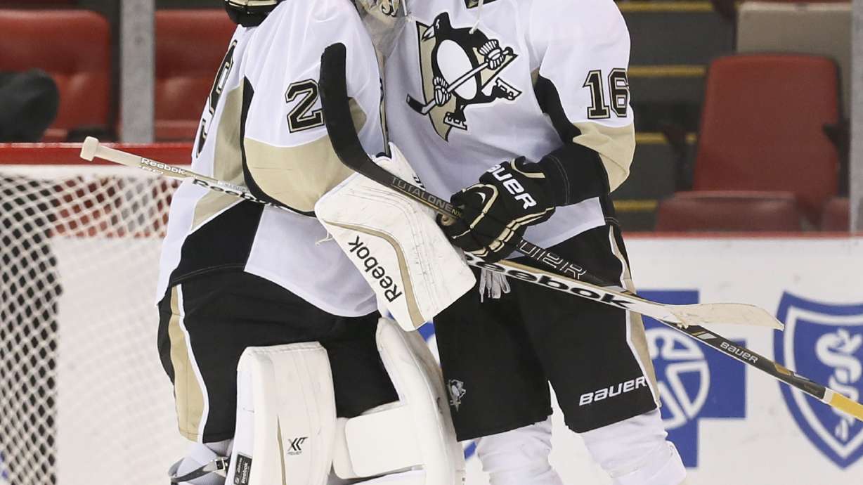 Crosby makes preseason debut, Pens blank Wings 2-0