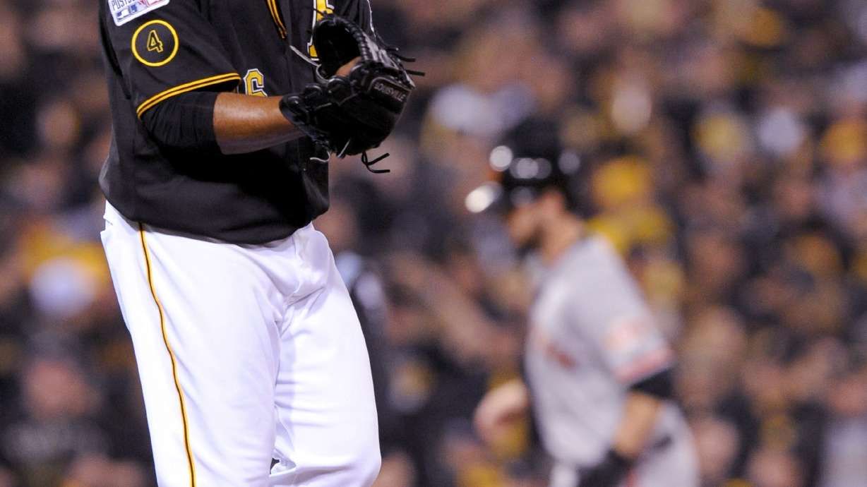 Bumgarner, Giants silence Pirates 8-0 to advance