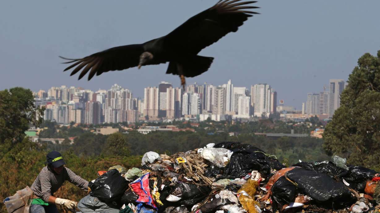 AP PHOTOS: Trash pickers worry about end of dump