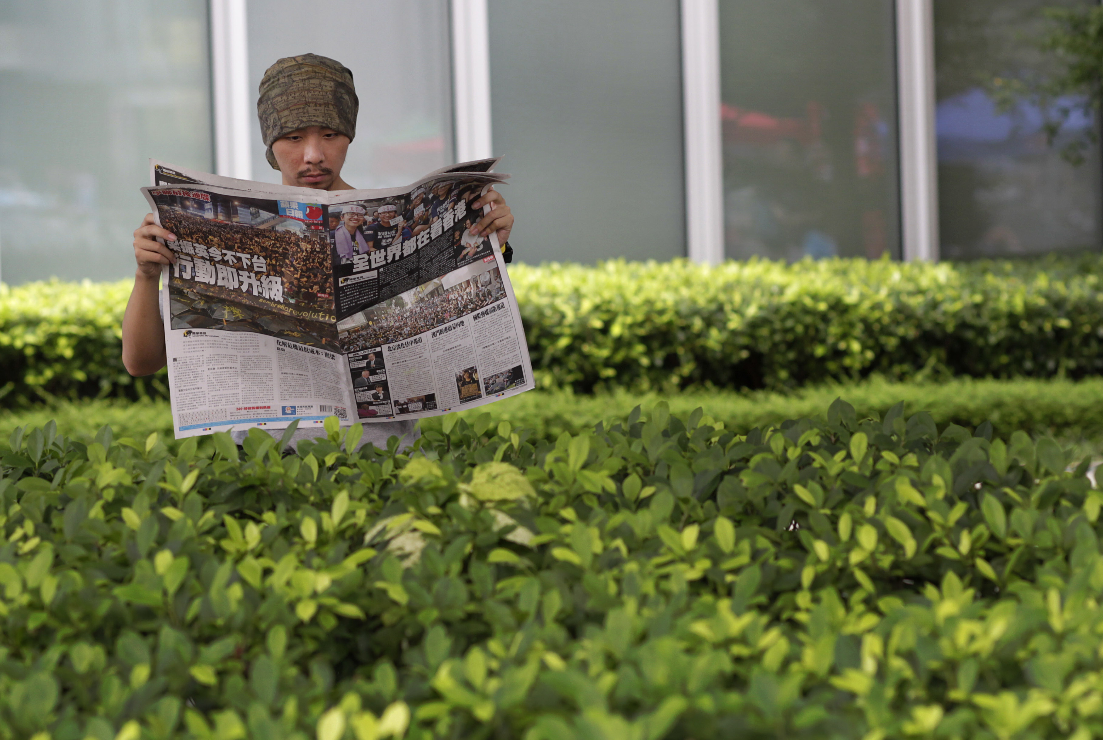 Hong Kong protesters set for talks; govt HQ shut