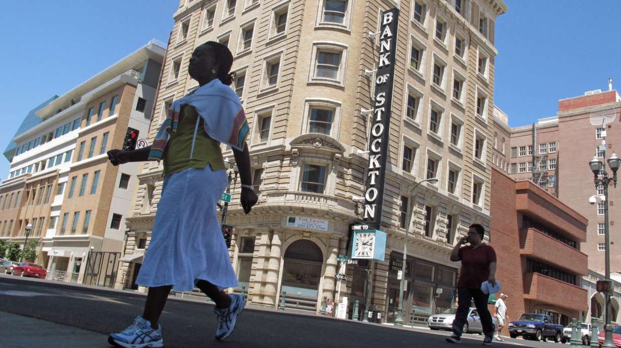 Ruling lets bankrupt city cut pension benefits