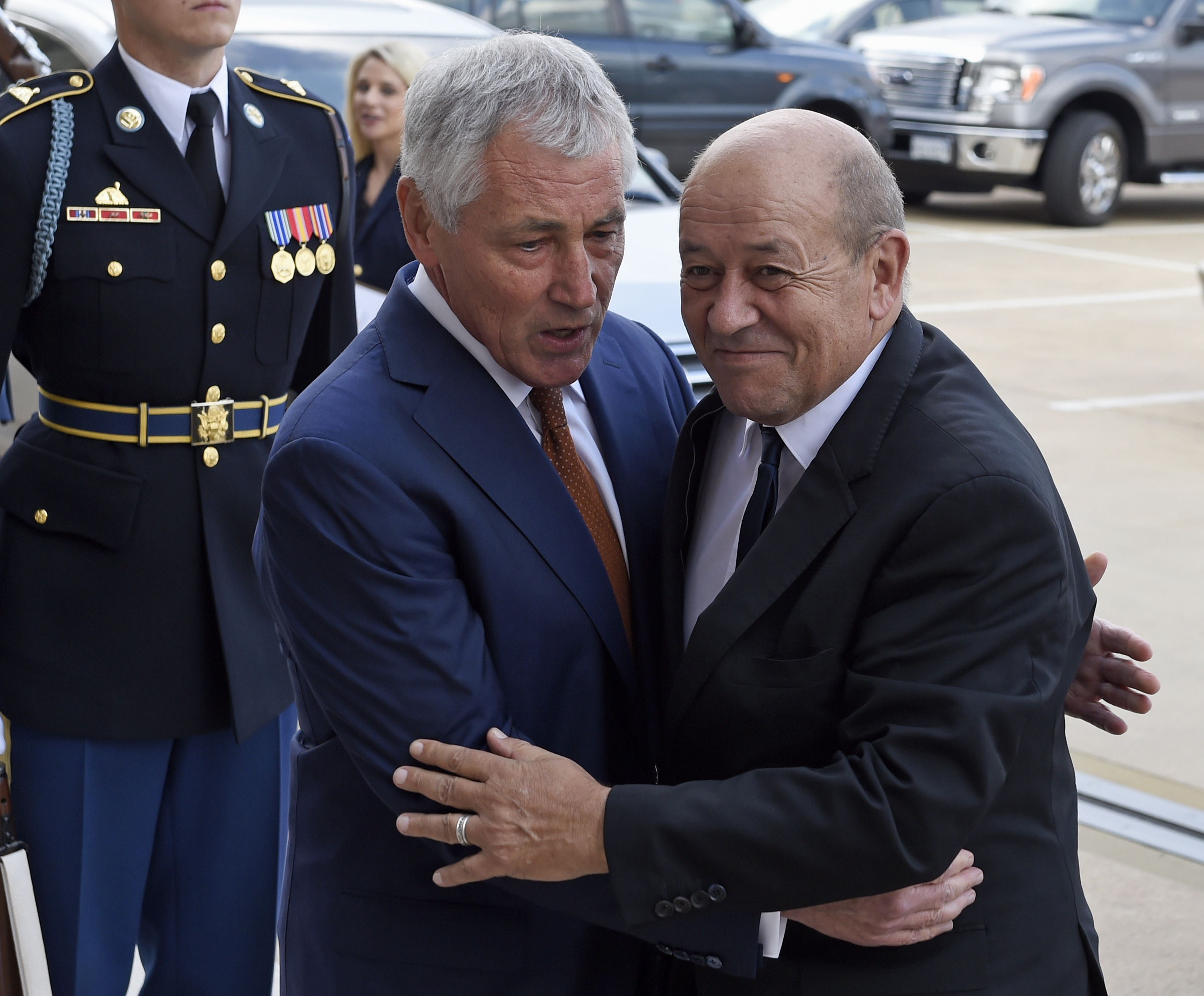 Hagel, French minister talk about Syria strikes