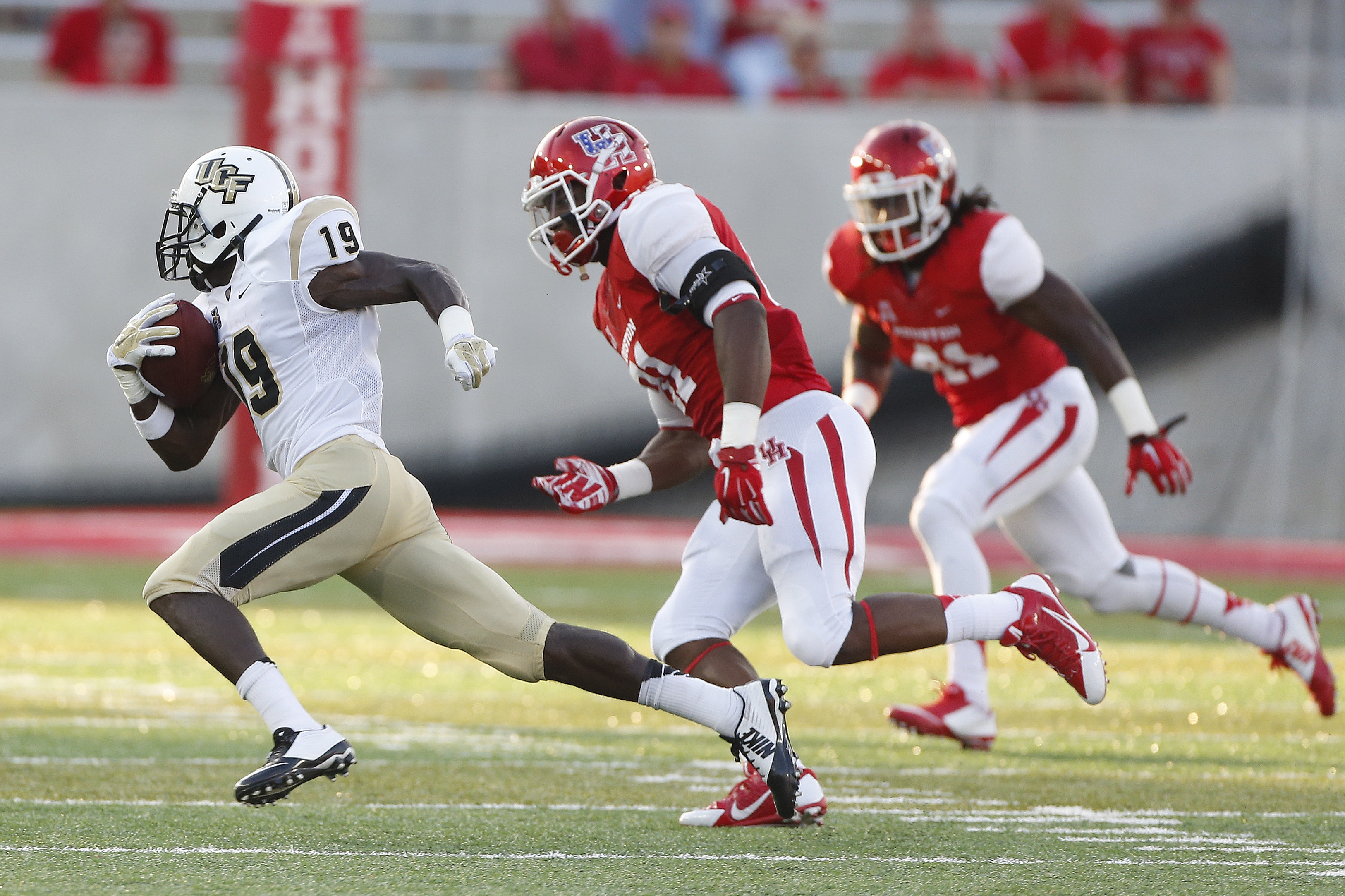Alexander helps UCF hold off Houston, 17-12
