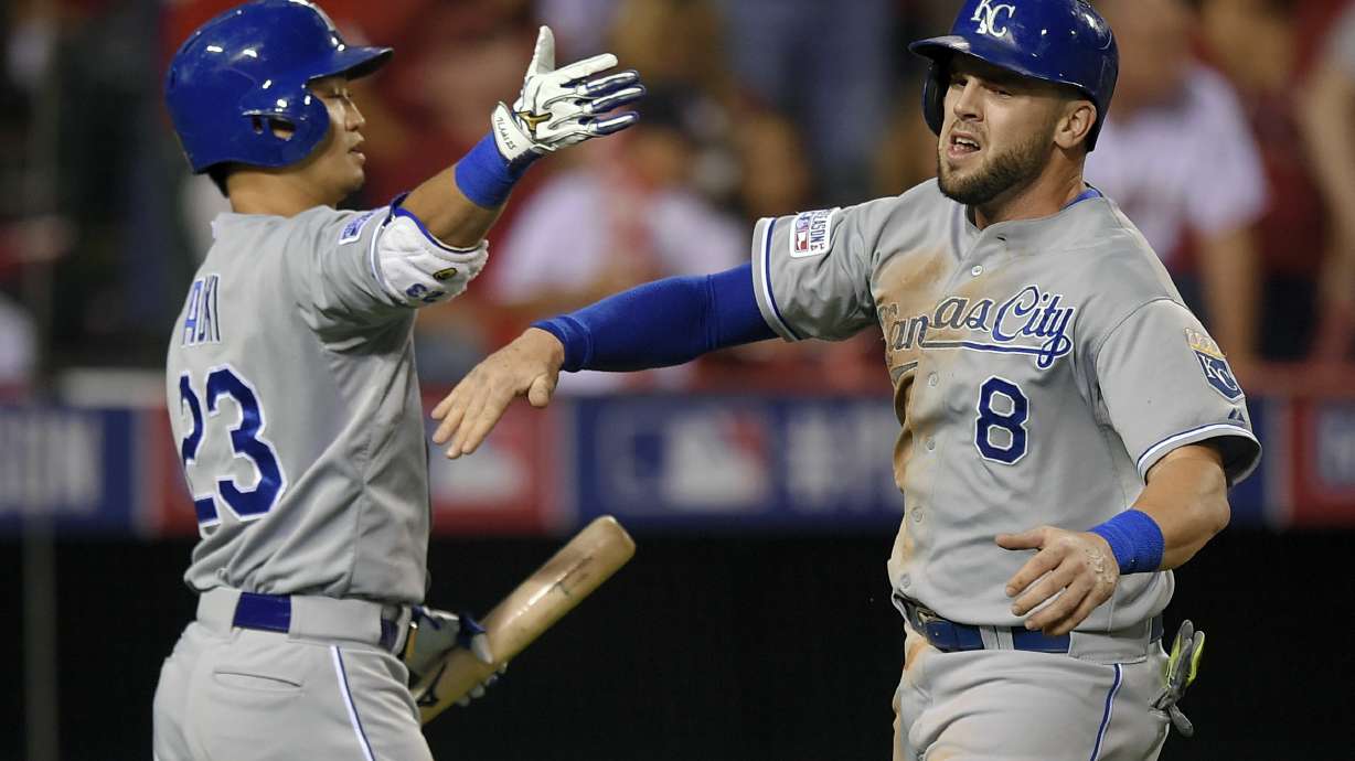 Moustakas' HR in 11th puts Royals past Angels, 3-2