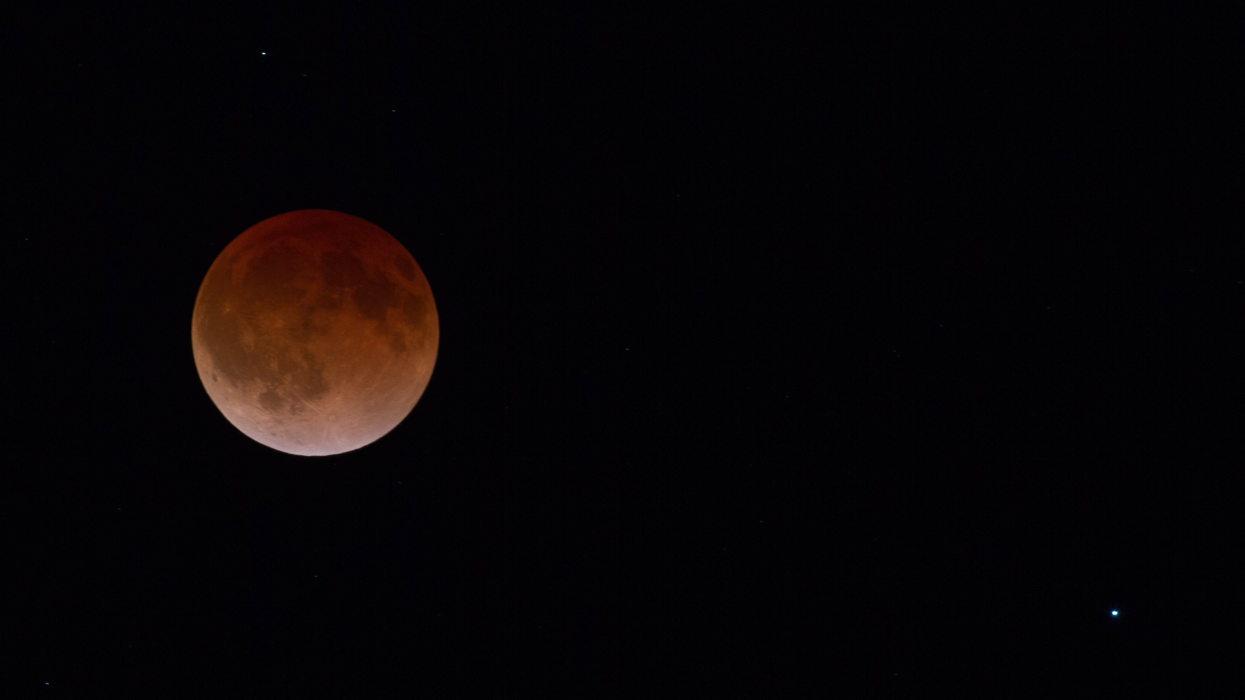 Blood moon returns, and this time it's bigger