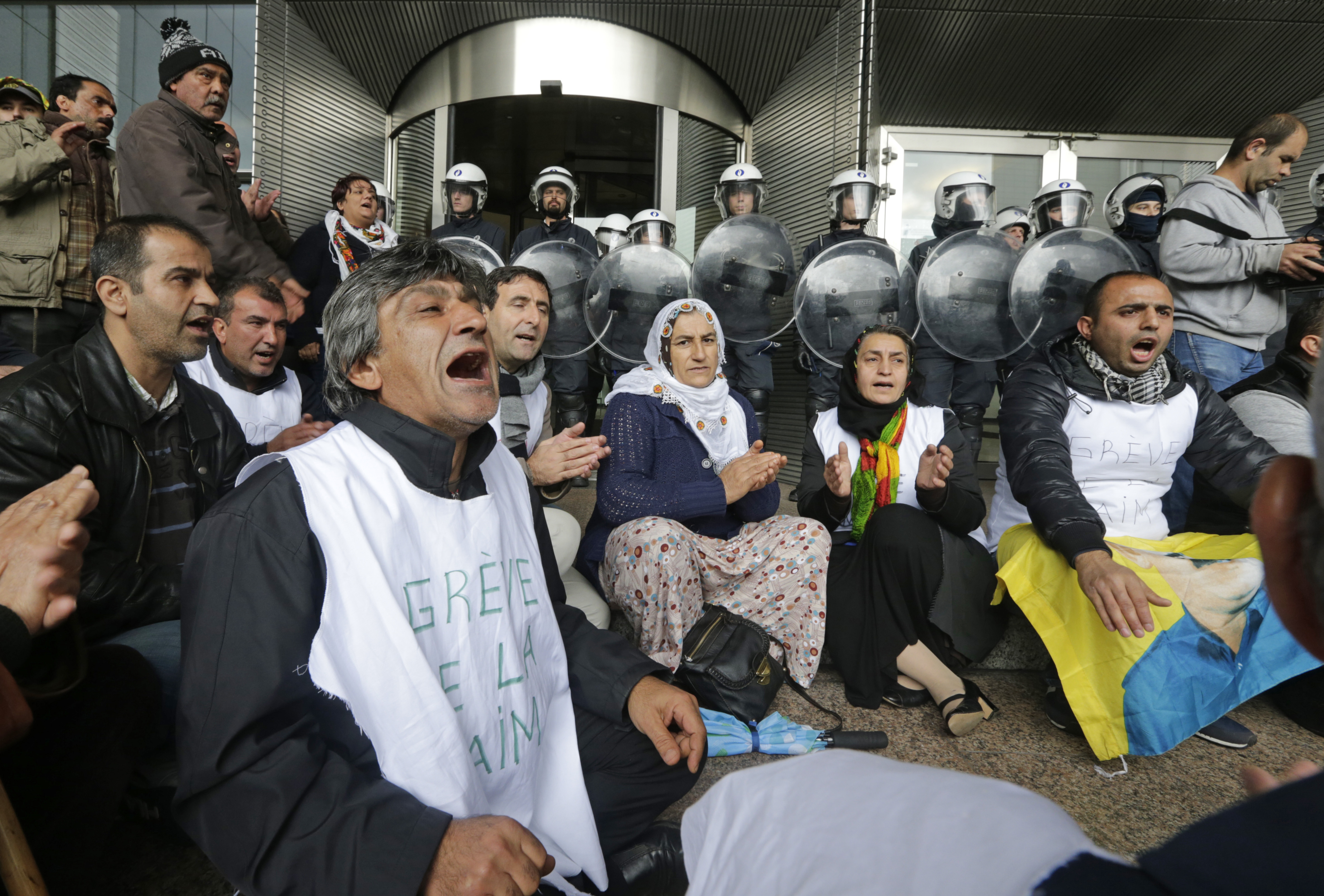 Violent protests as Kurds seek help against IS