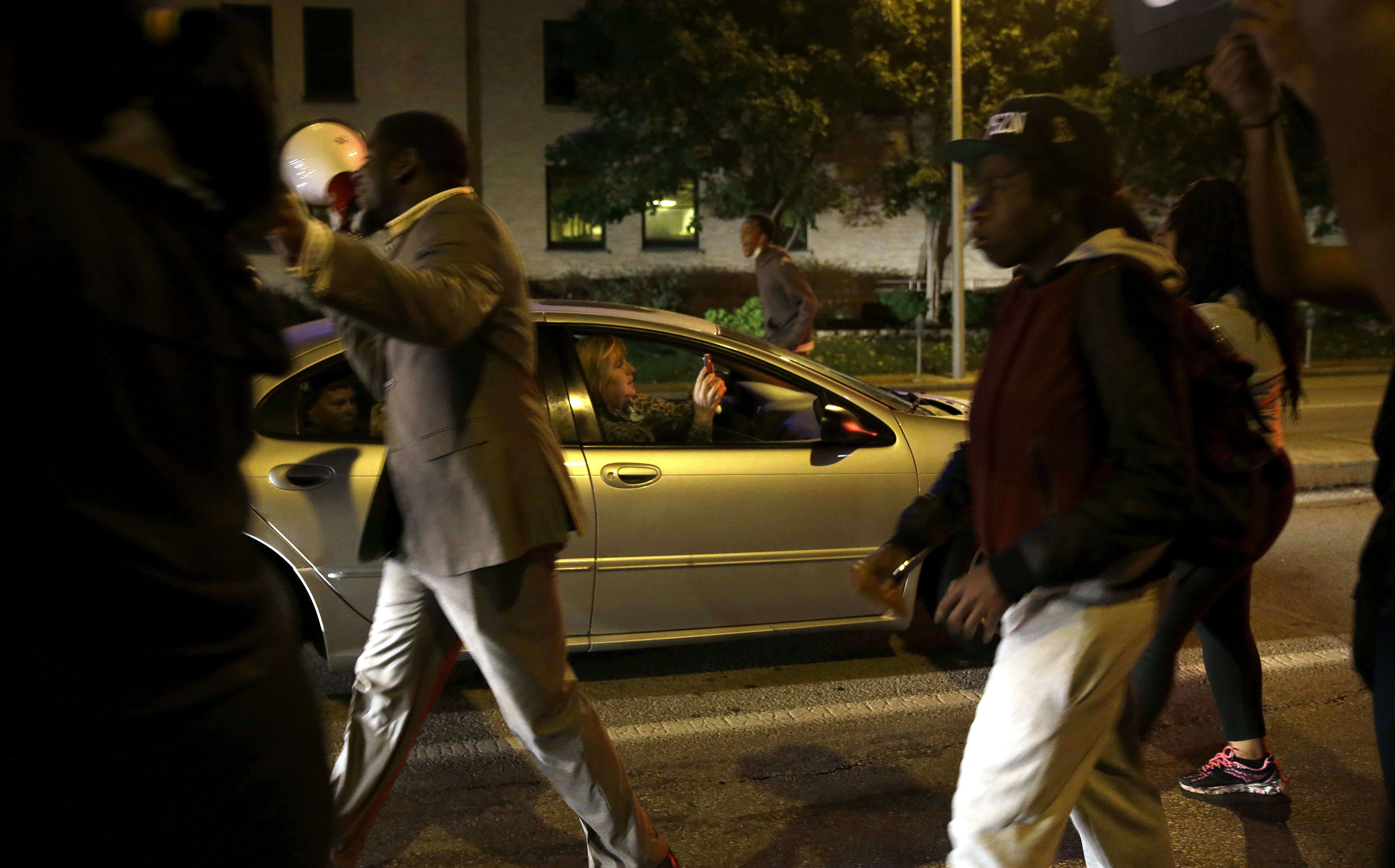Angry protesters yell at riot police in St. Louis | KSL.com