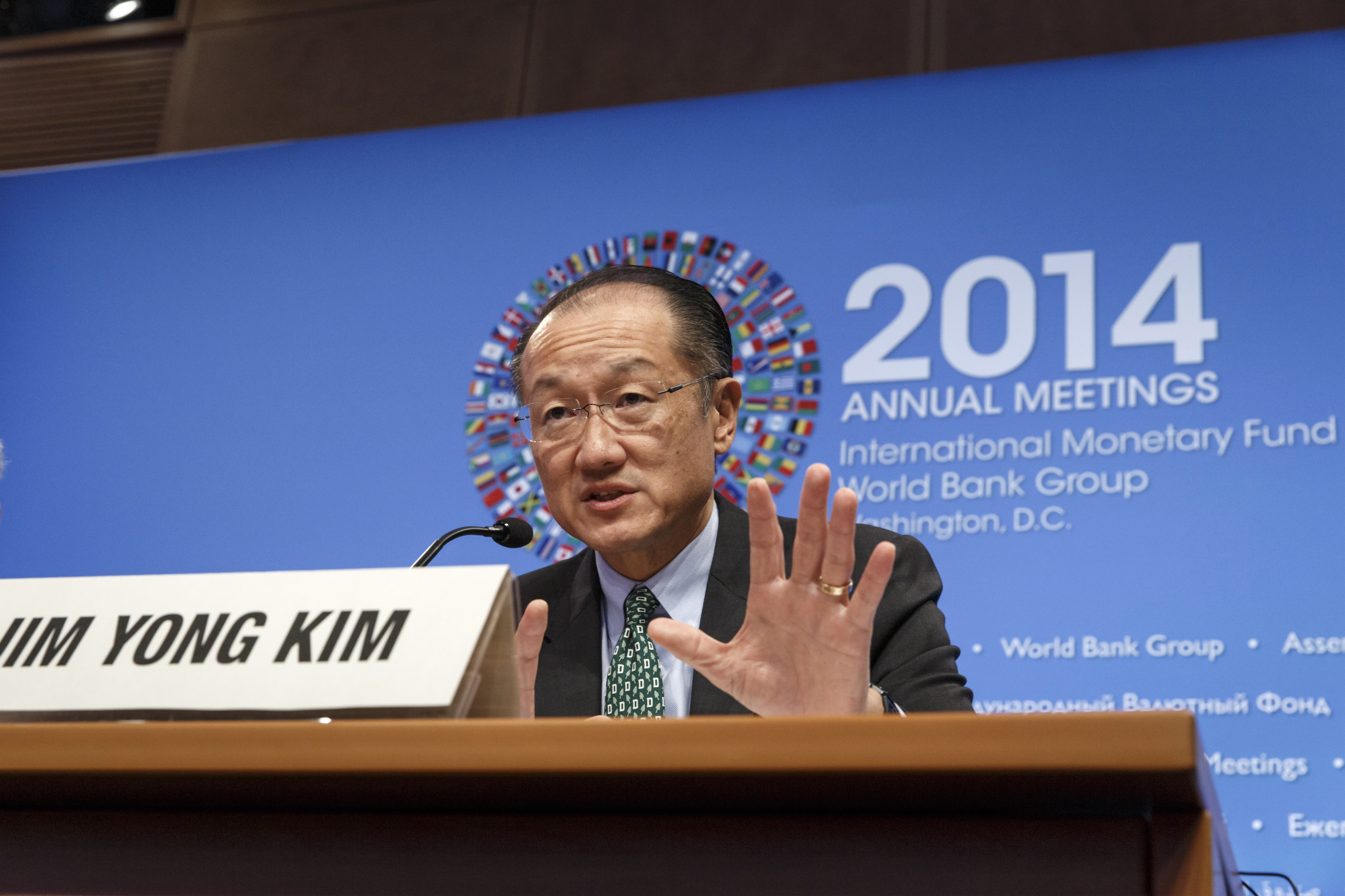 Top finance officials grapple with weak growth