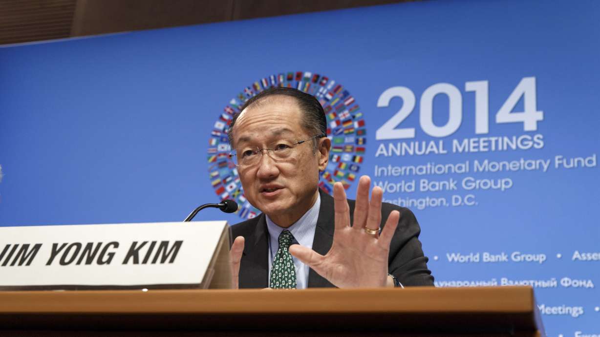 Top finance officials grapple with weak growth