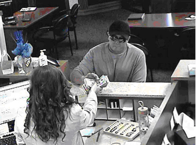 Man robs US Bank, flees on foot