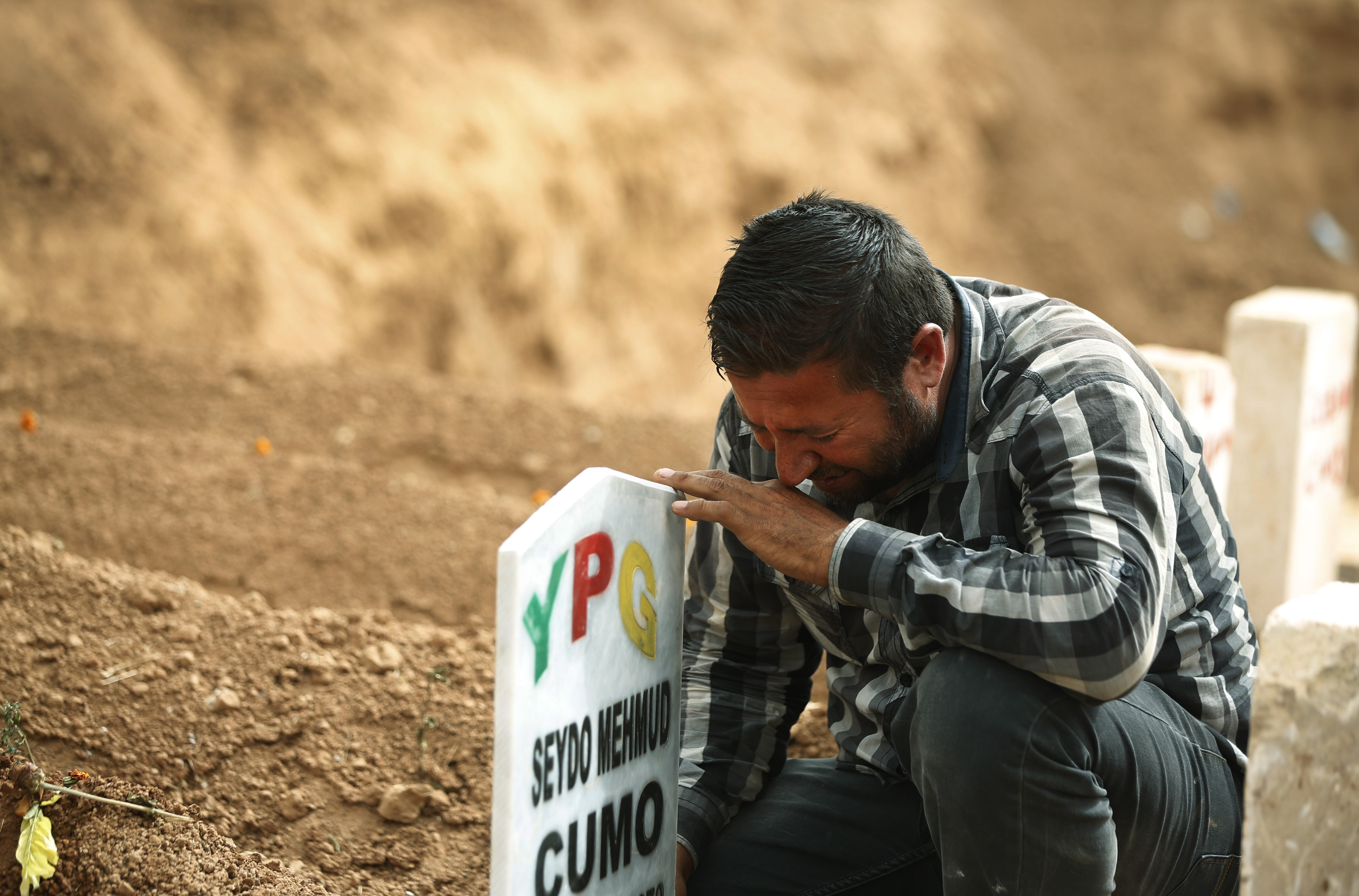 Syrian Kurds feel abandoned as Kobani battle rages