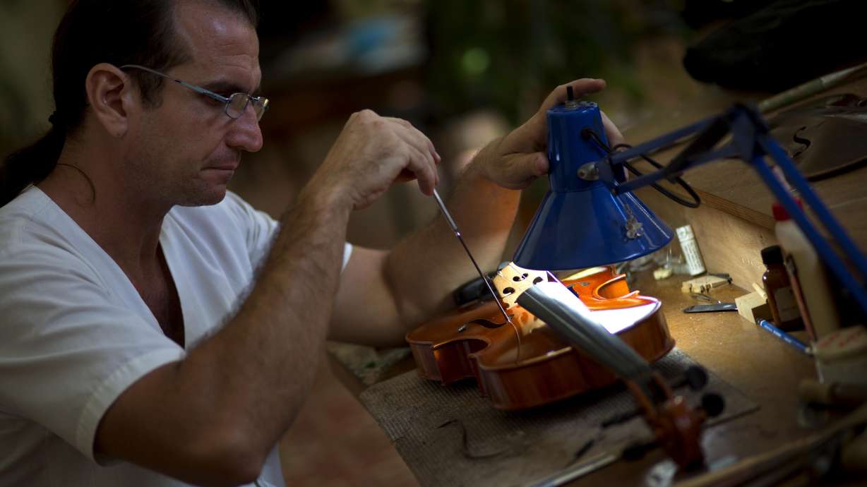 Cuba violinmakers battle instrument shortage