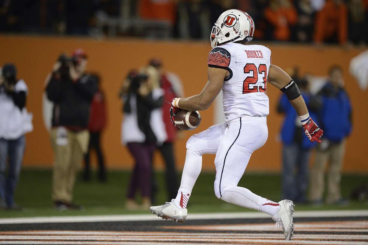 University of Utah running back Devontae Booker scores a touchdown in double overtime to beat Oregon State University during an NCAA college football game in Corvallis, Ore., Thursday, Oct.. 16, 2014. (AP Photo)