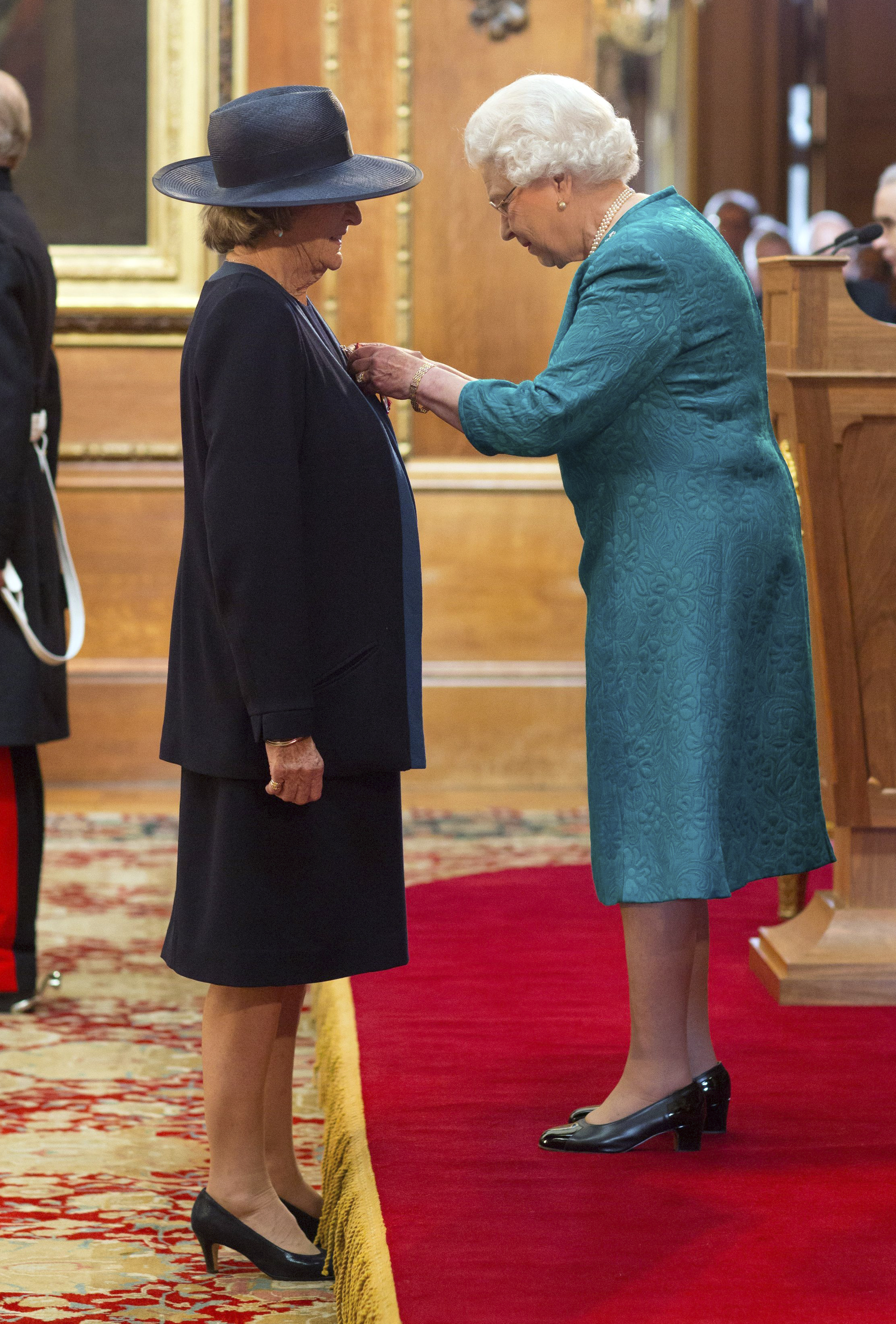 Maggie Smith gets honor from Queen Elizabeth II