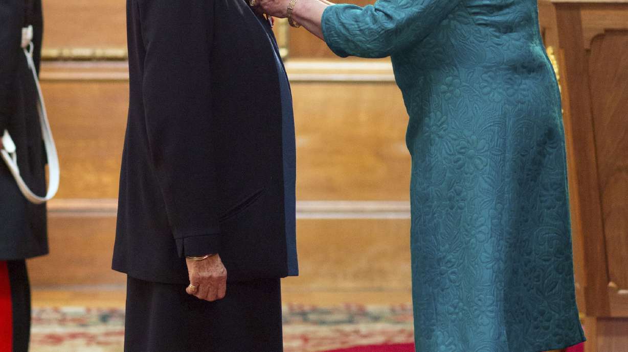 Maggie Smith gets honor from Queen Elizabeth II