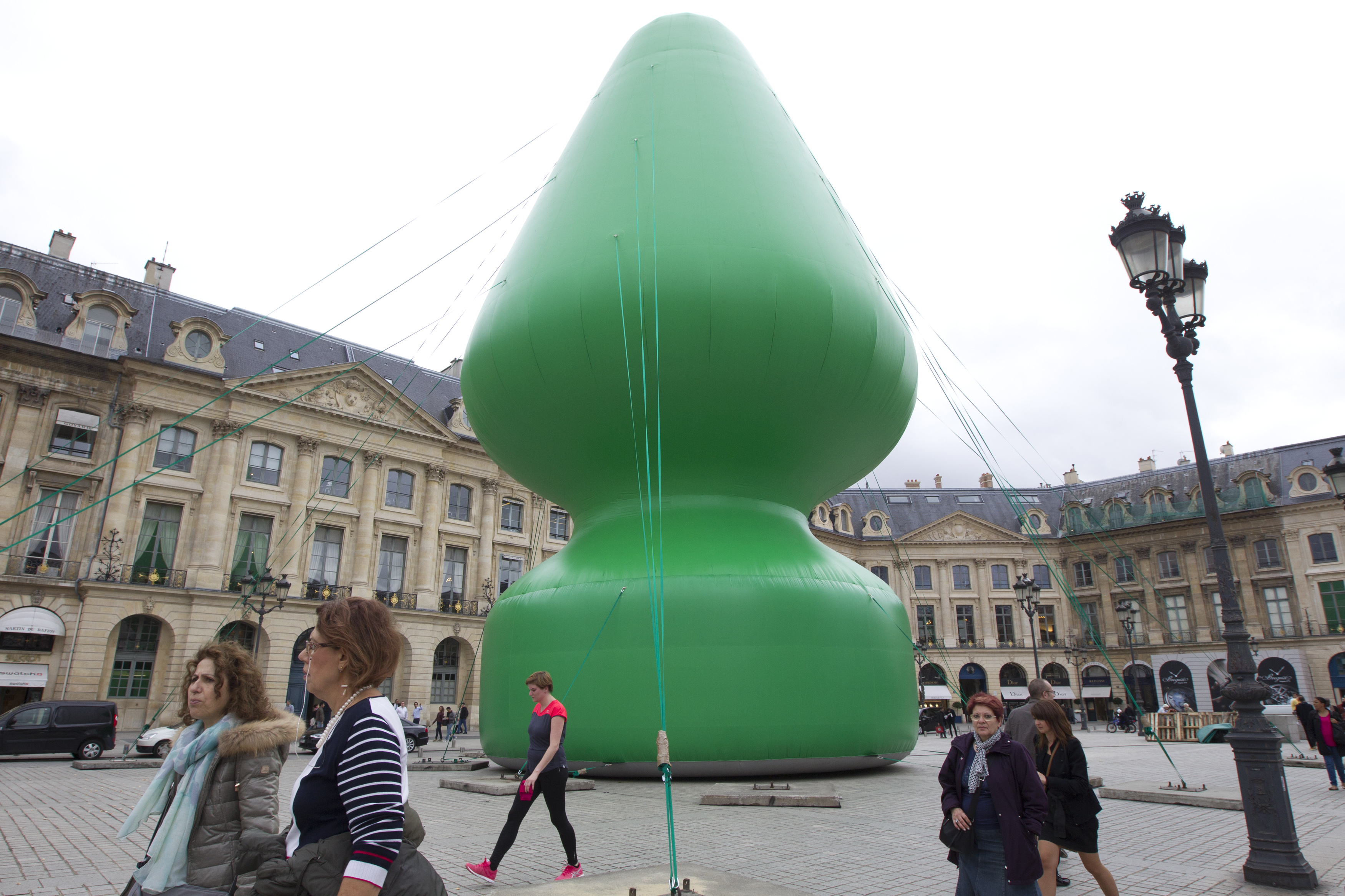 New Paris landmark: Giant sex toy or an Xmas tree?
