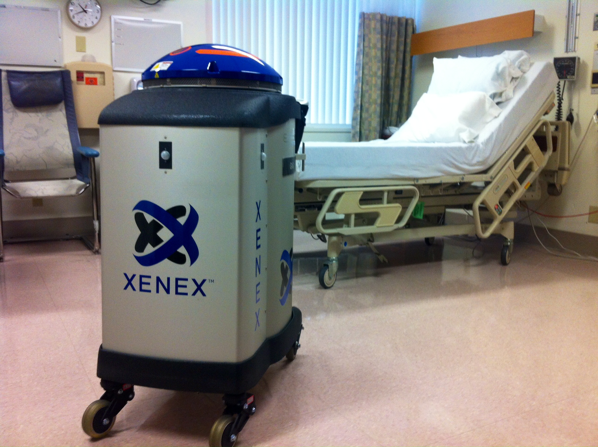 Germ-zapping robot Gigi sets its sights on Ebola