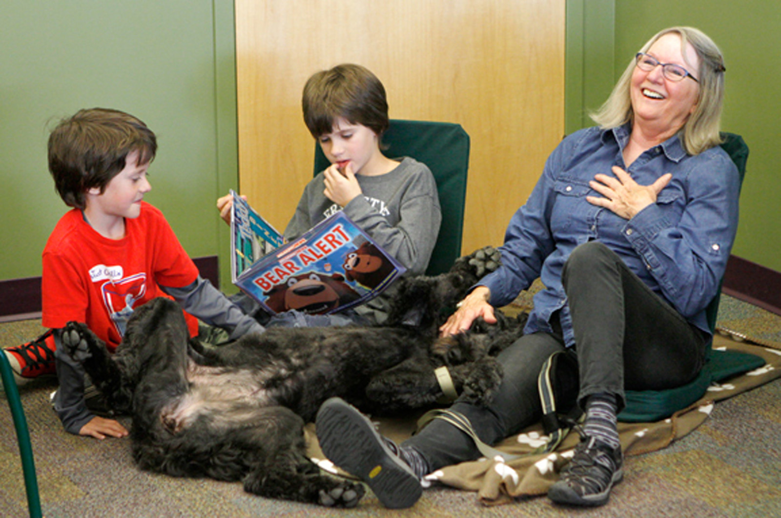 Cody library program has kids reading to dogs
