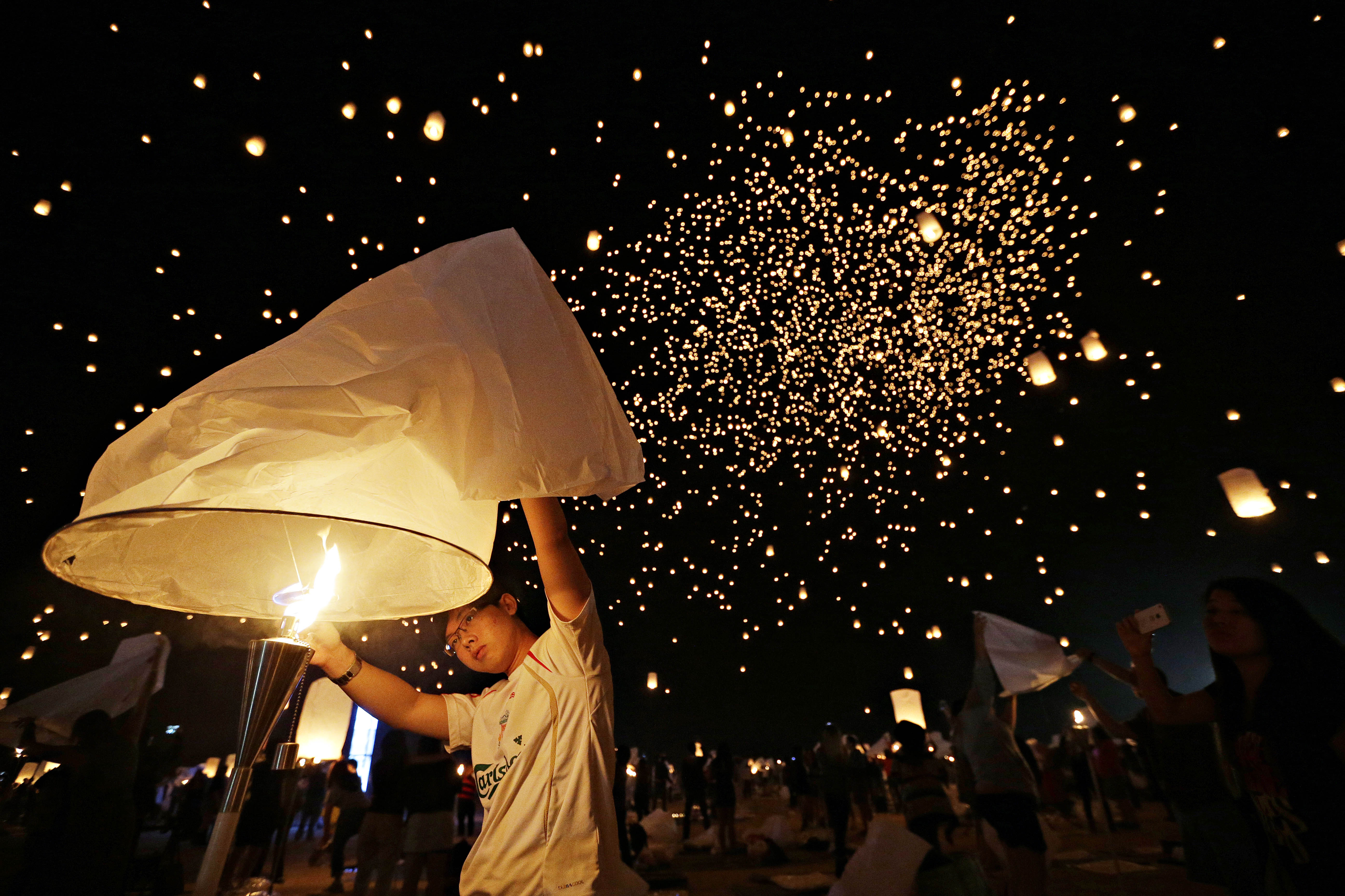 Bus problems plague Nevada desert lantern festival