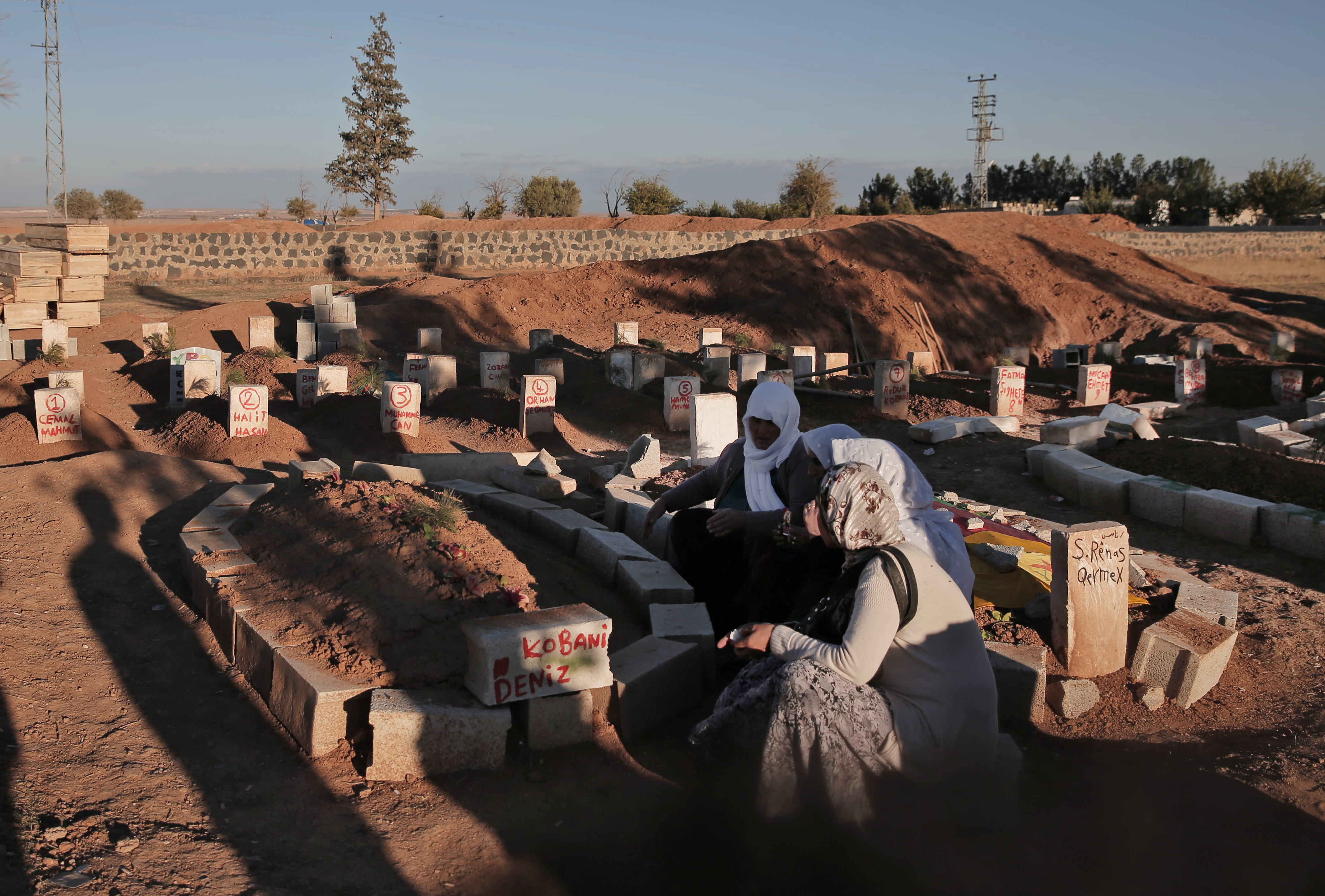Kurdish fighters killed in Syria buried in Turkey