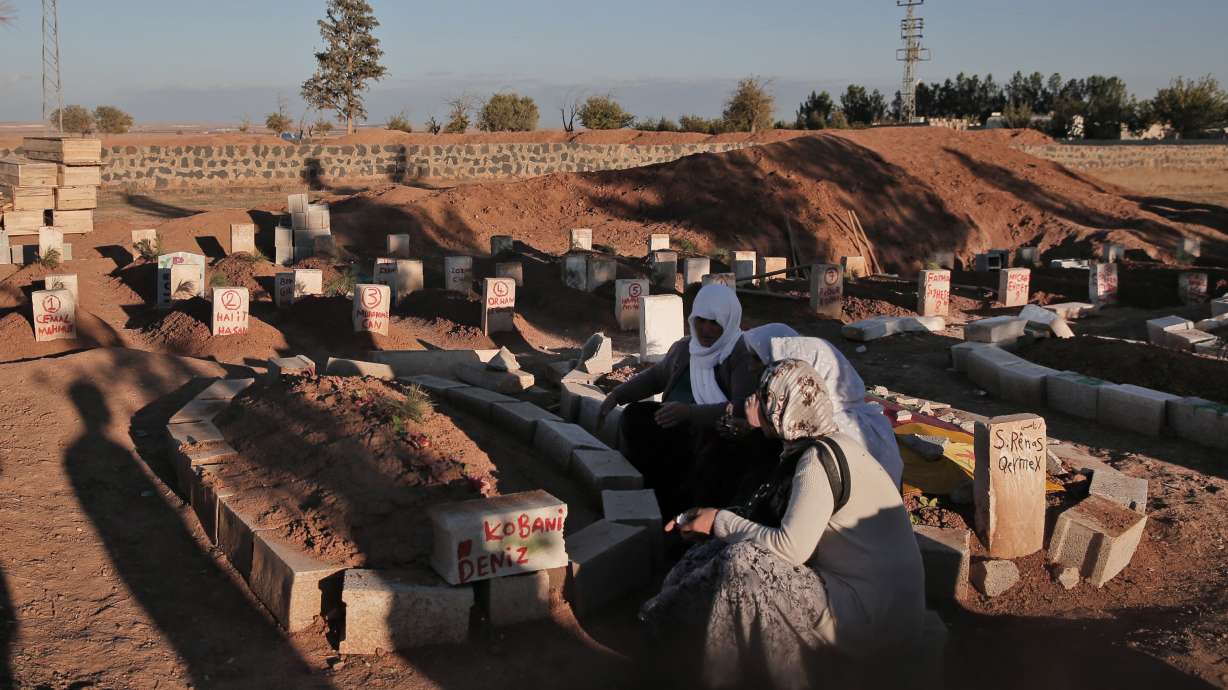 Kurdish fighters killed in Syria buried in Turkey