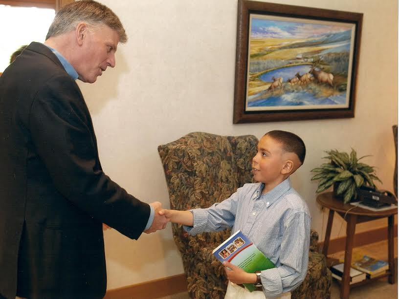 Tomas meeting Franklin Graham, who is the president and CEO of Samaritan's Purse, the organization that runs Operation Christmas Child. The photo was taken in 2010. (Photo: Courtesy of Dulce Hollenbach)