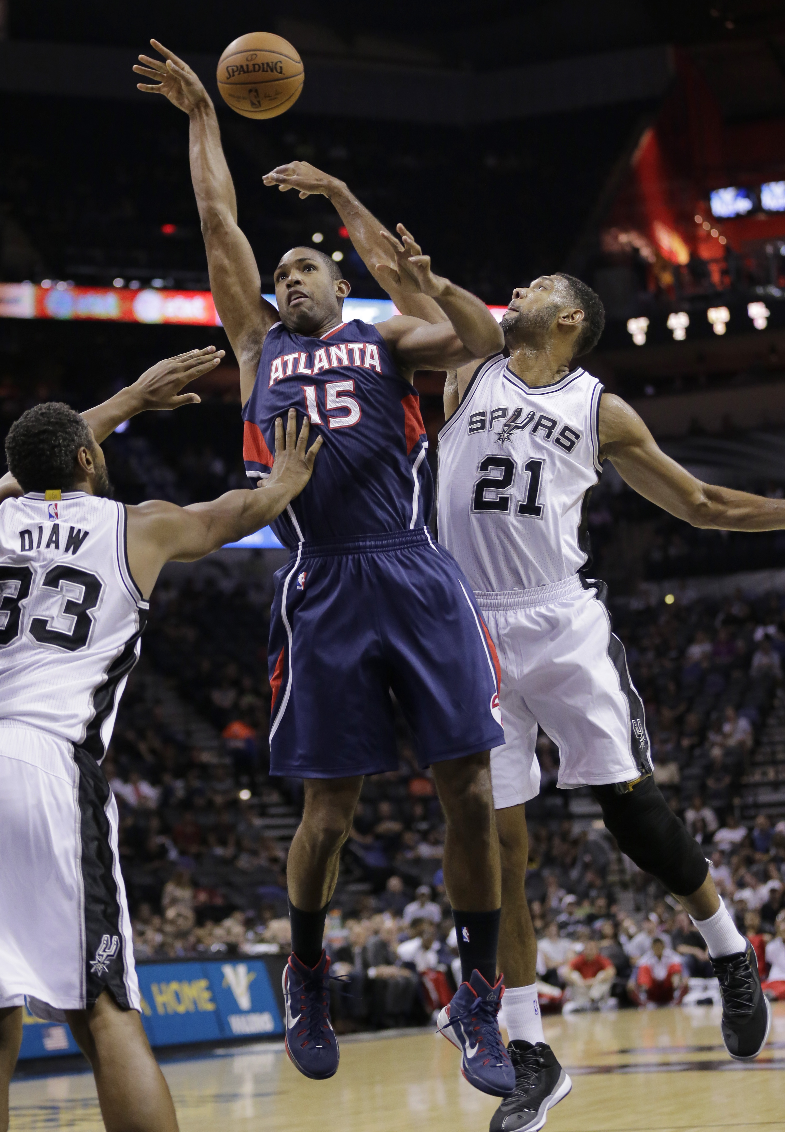 Teague helps Hawks beat Spurs 117-107