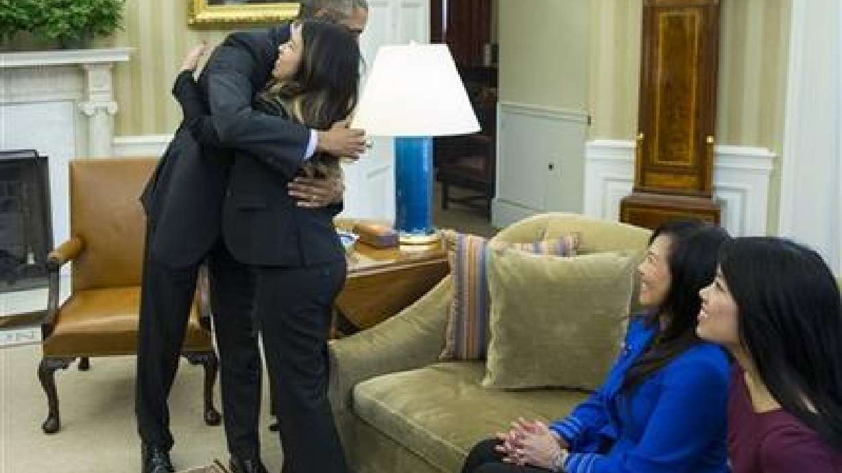 Obama abraza enfermera recuperada de ébola