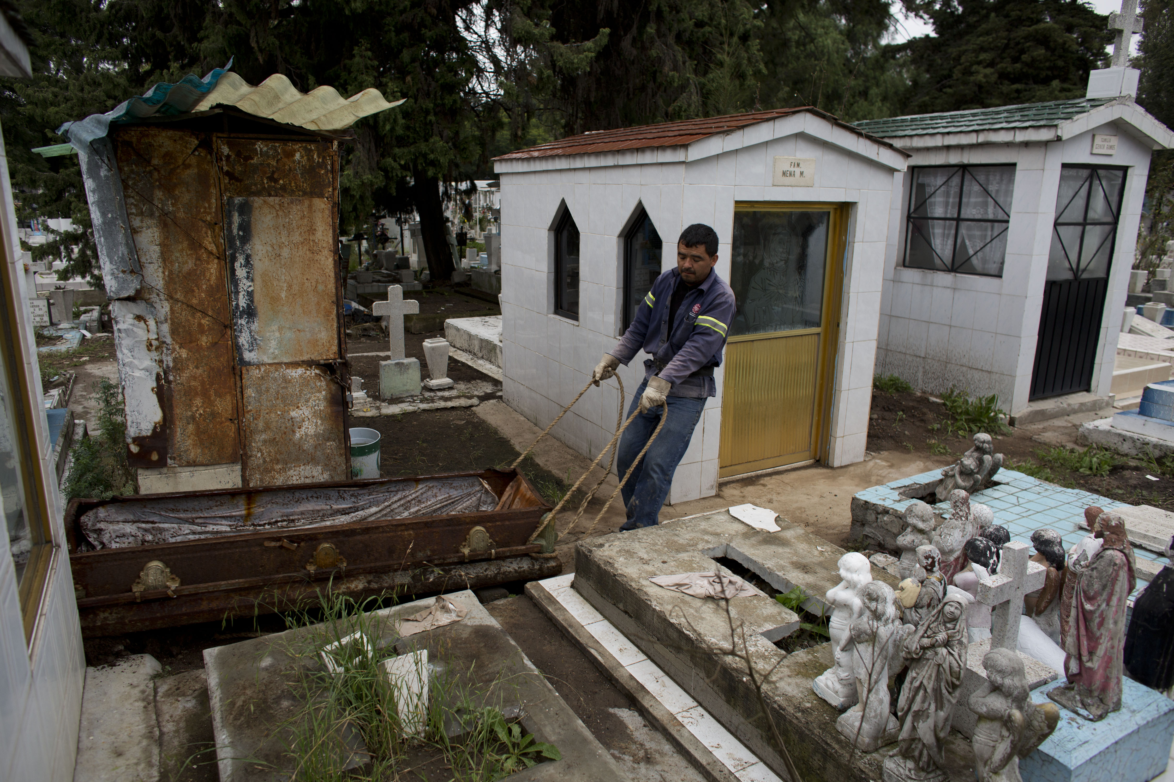 Expanding Mexico City running out of cemeteries
