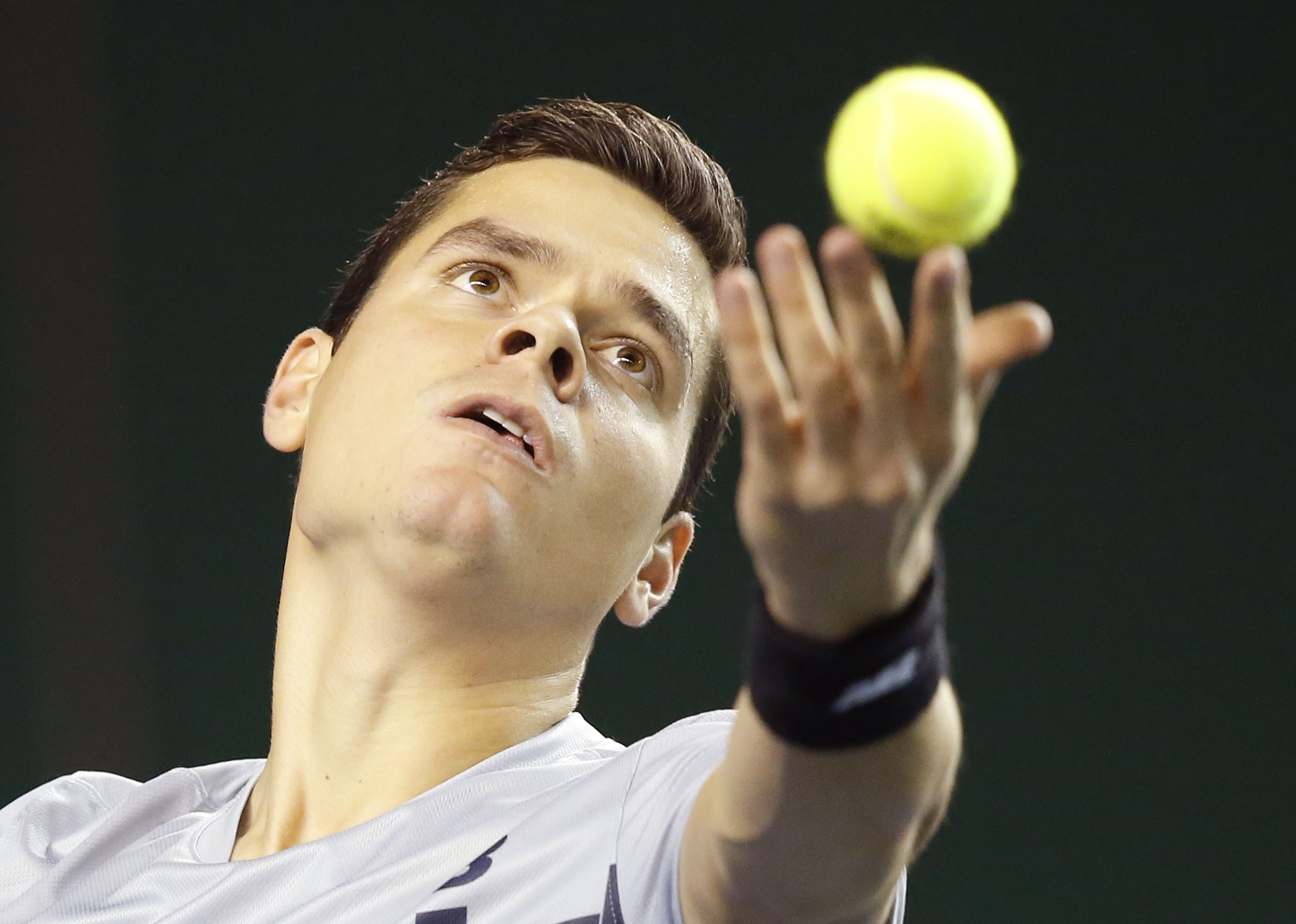 Federer, Murray advance at Paris Masters