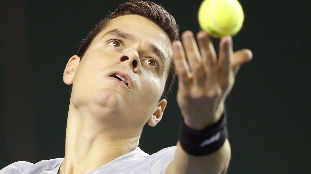 Federer, Murray advance at Paris Masters