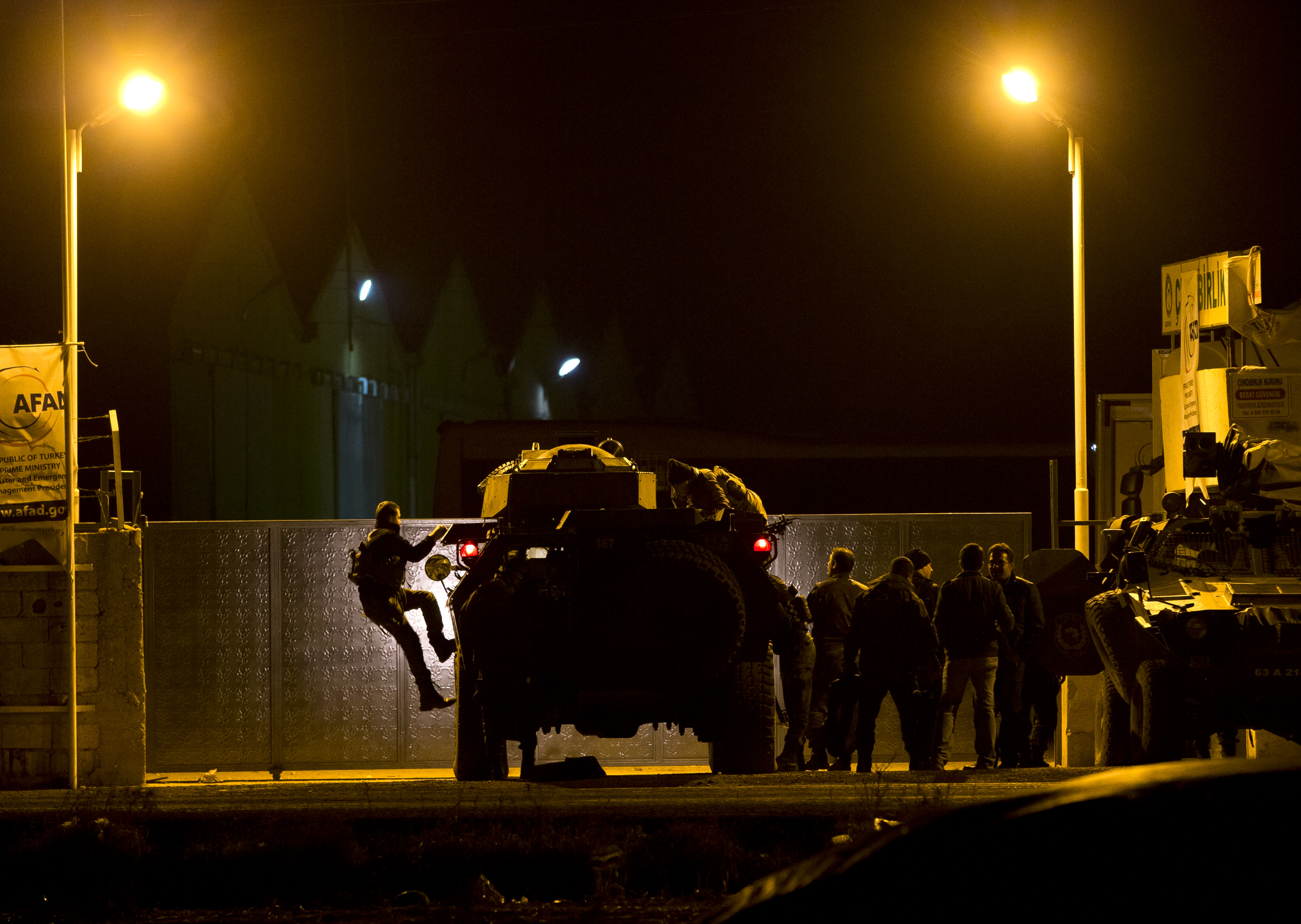 Peshmerga fighters enter Syrian border