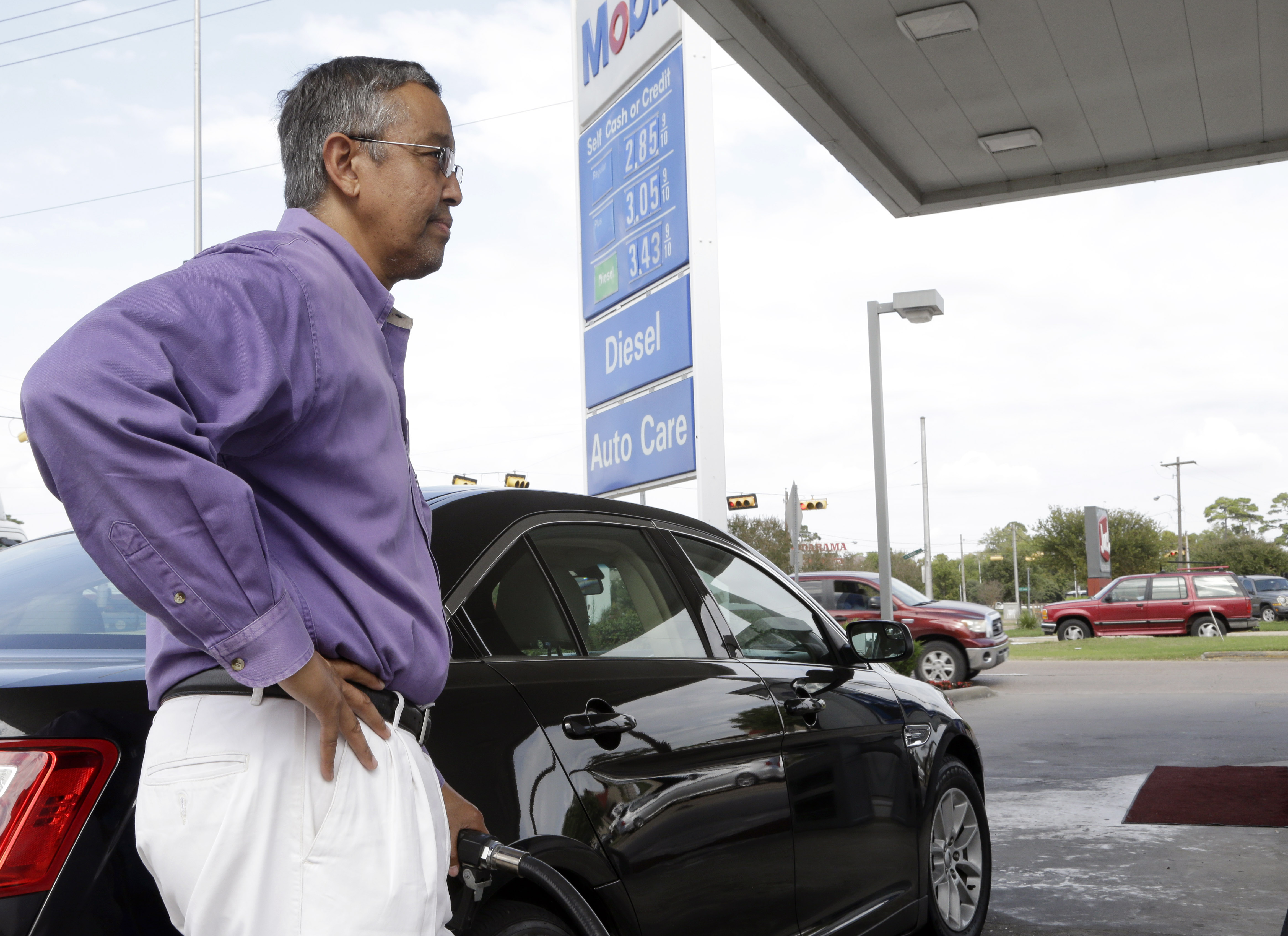 Fill 'er up: Gas under $3 for 1st time in 4 years