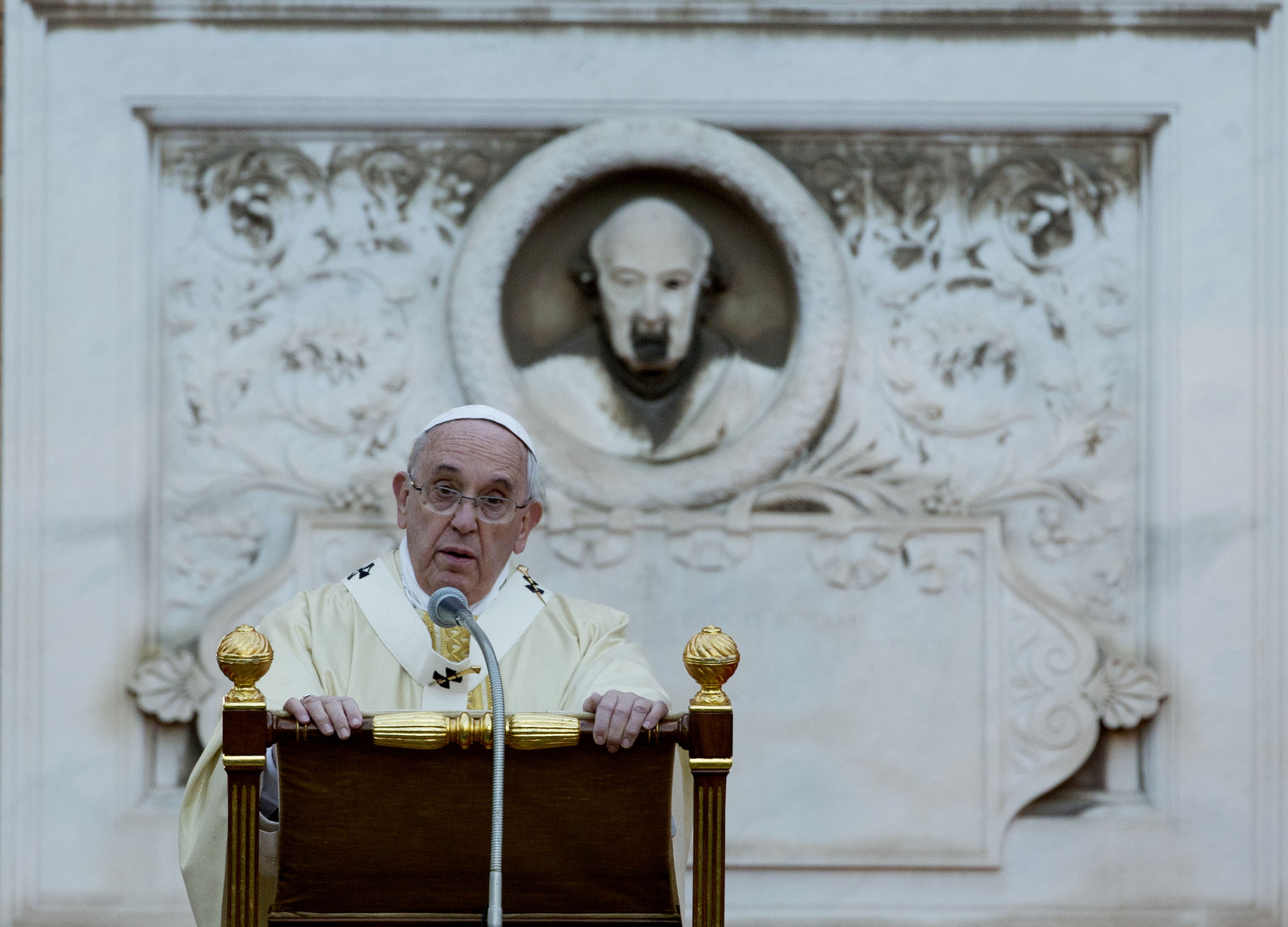 Pope hails the poor, homeless as 'unknown saints'