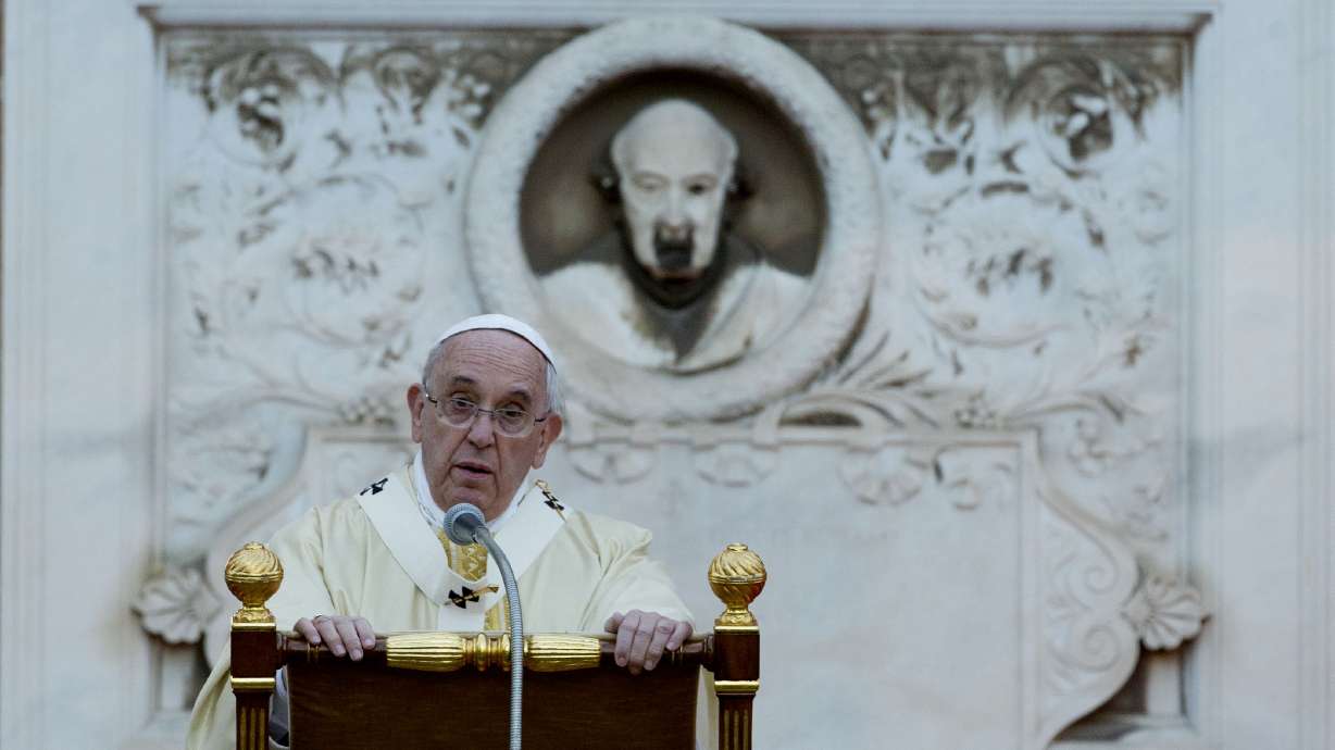 Pope hails the poor, homeless as 'unknown saints'