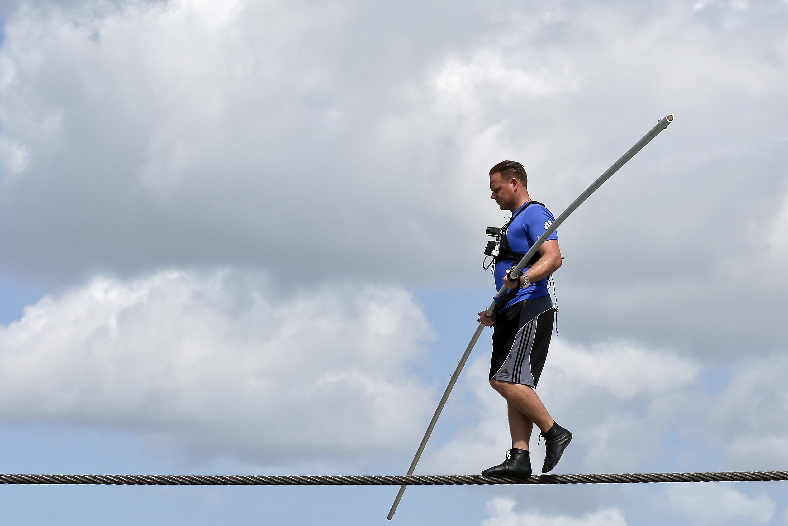 Wallenda completes Chicago skyscraper wire walks