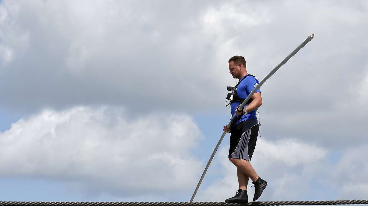 Wallenda completes Chicago skyscraper wire walks