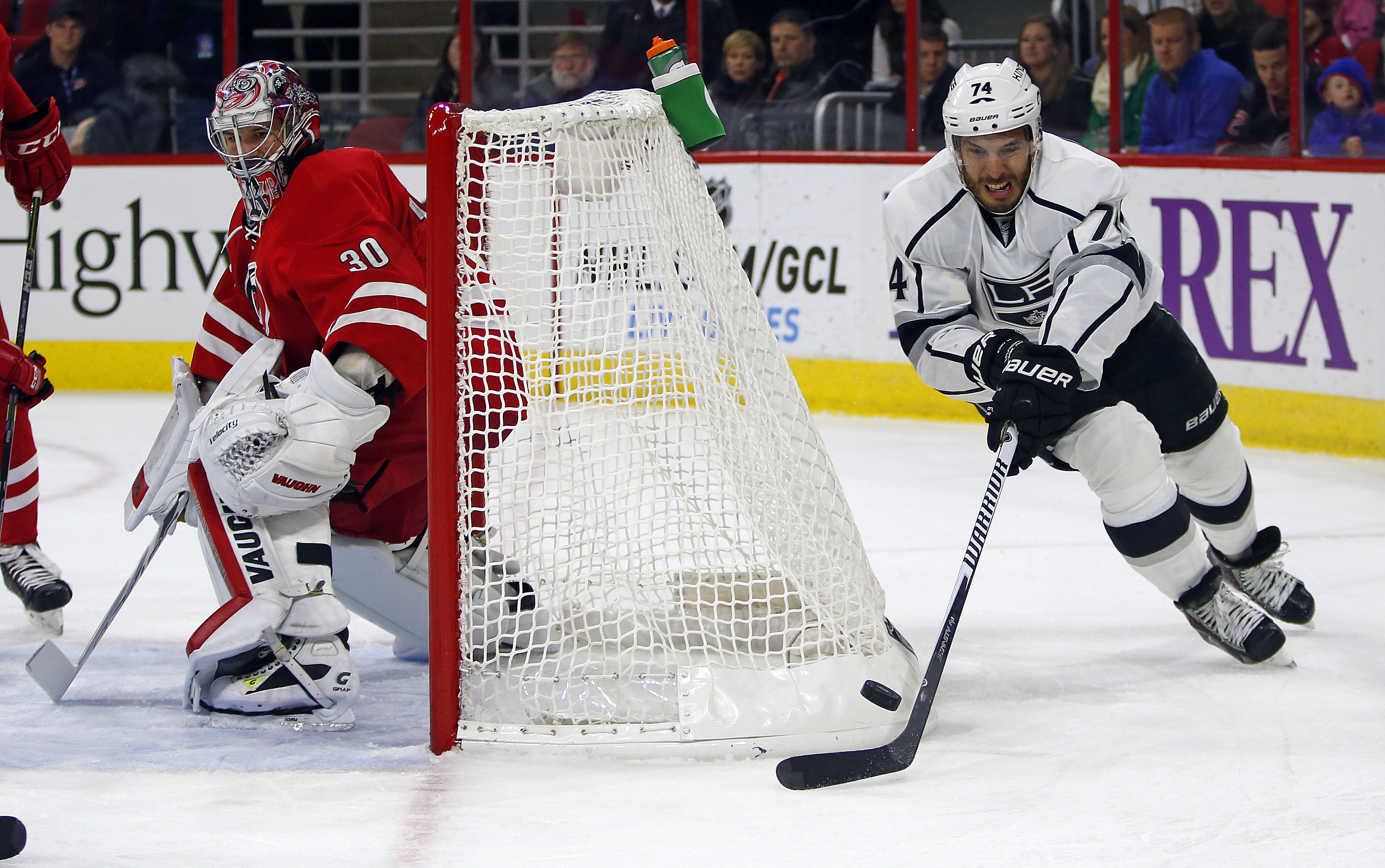 Lindholm's goal lifts Hurricanes over Kings 3-2
