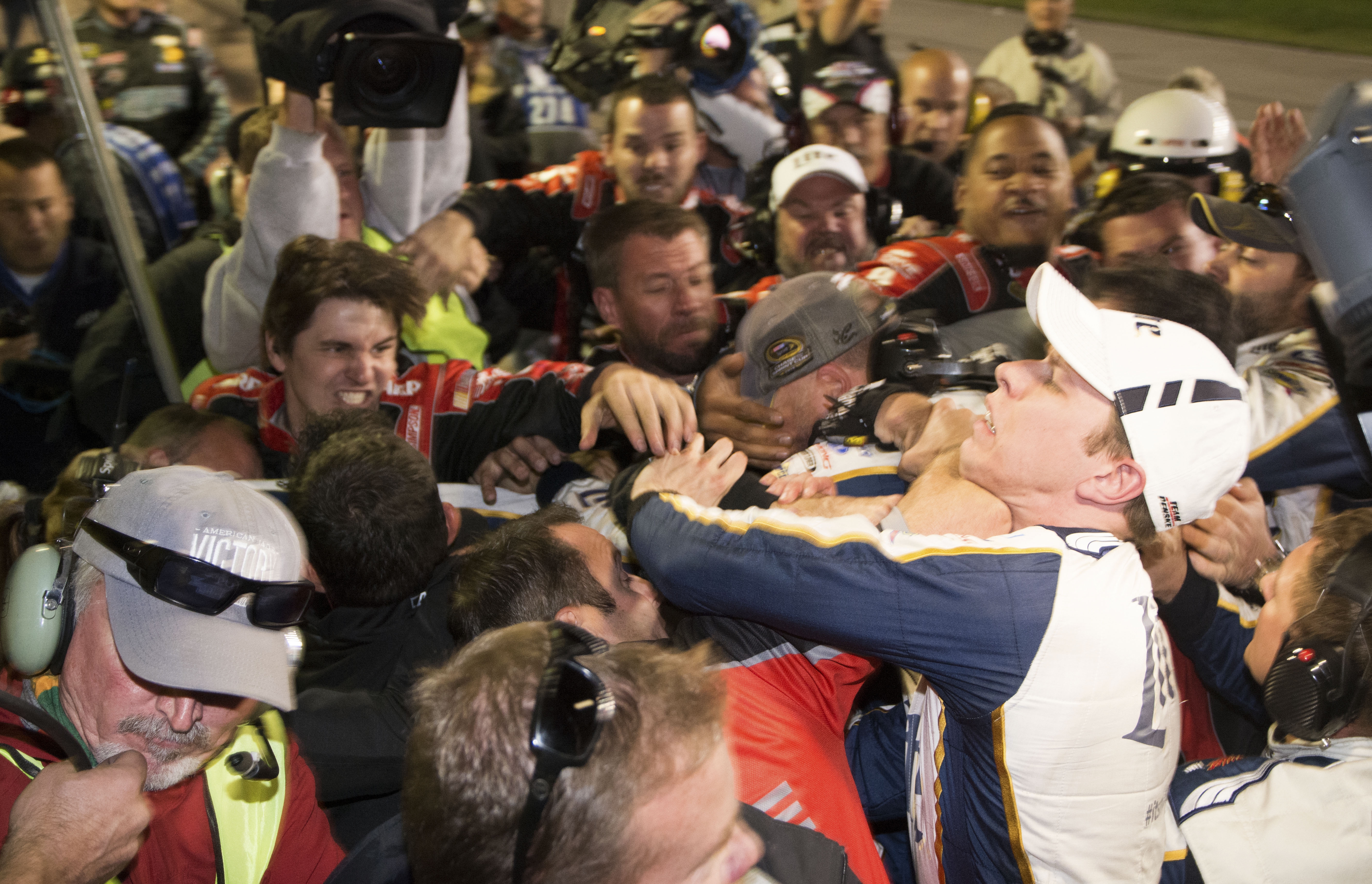 Gordon fights with Keselowski in big Texas melee