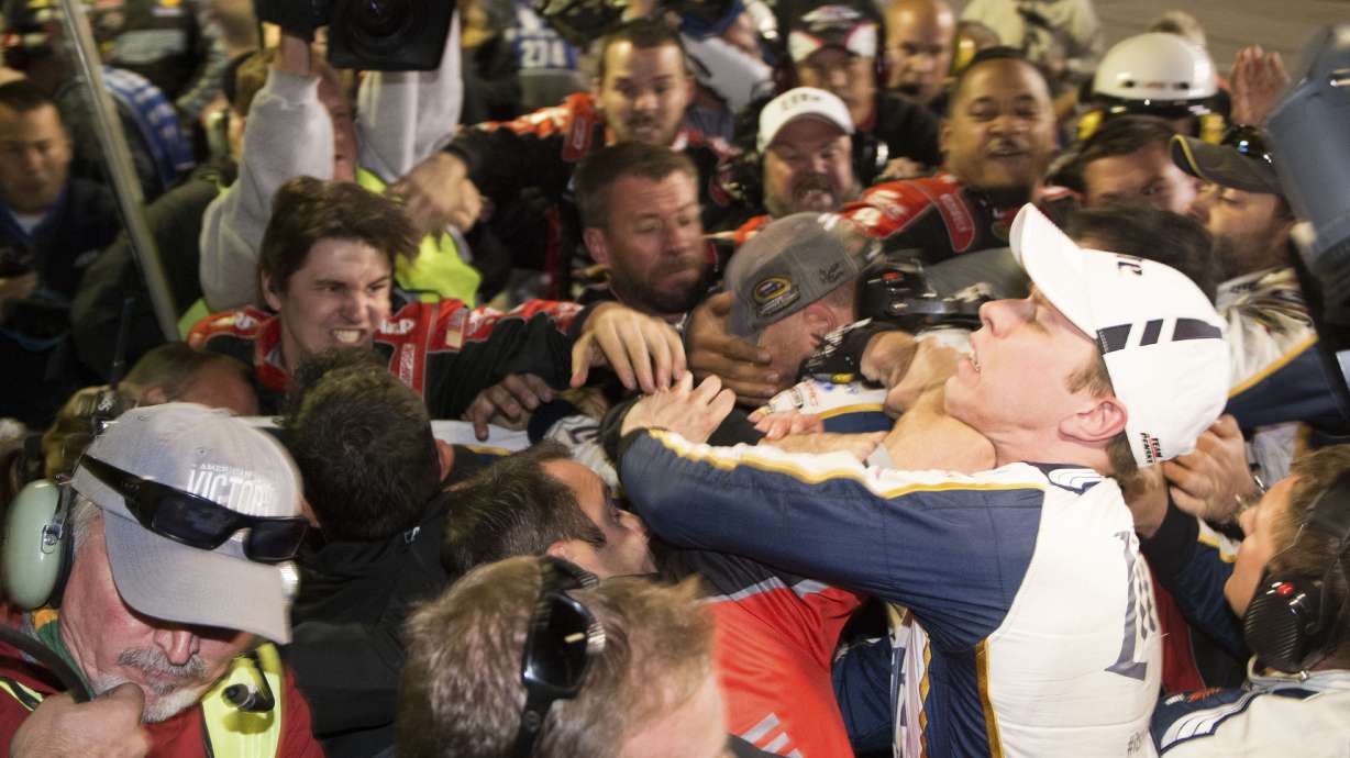 Gordon fights with Keselowski in big Texas melee