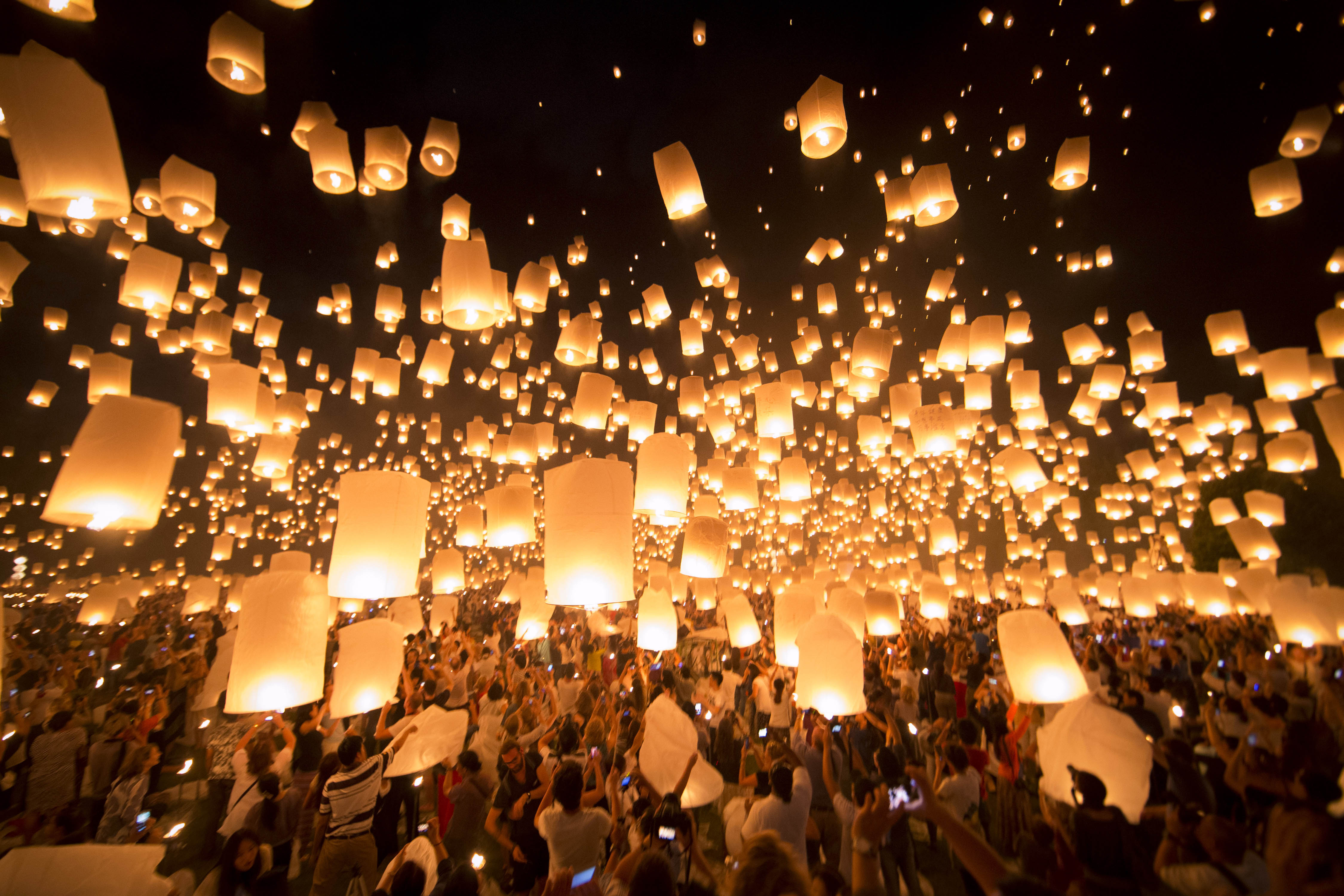 Lanterns barred near airports during Thai festival