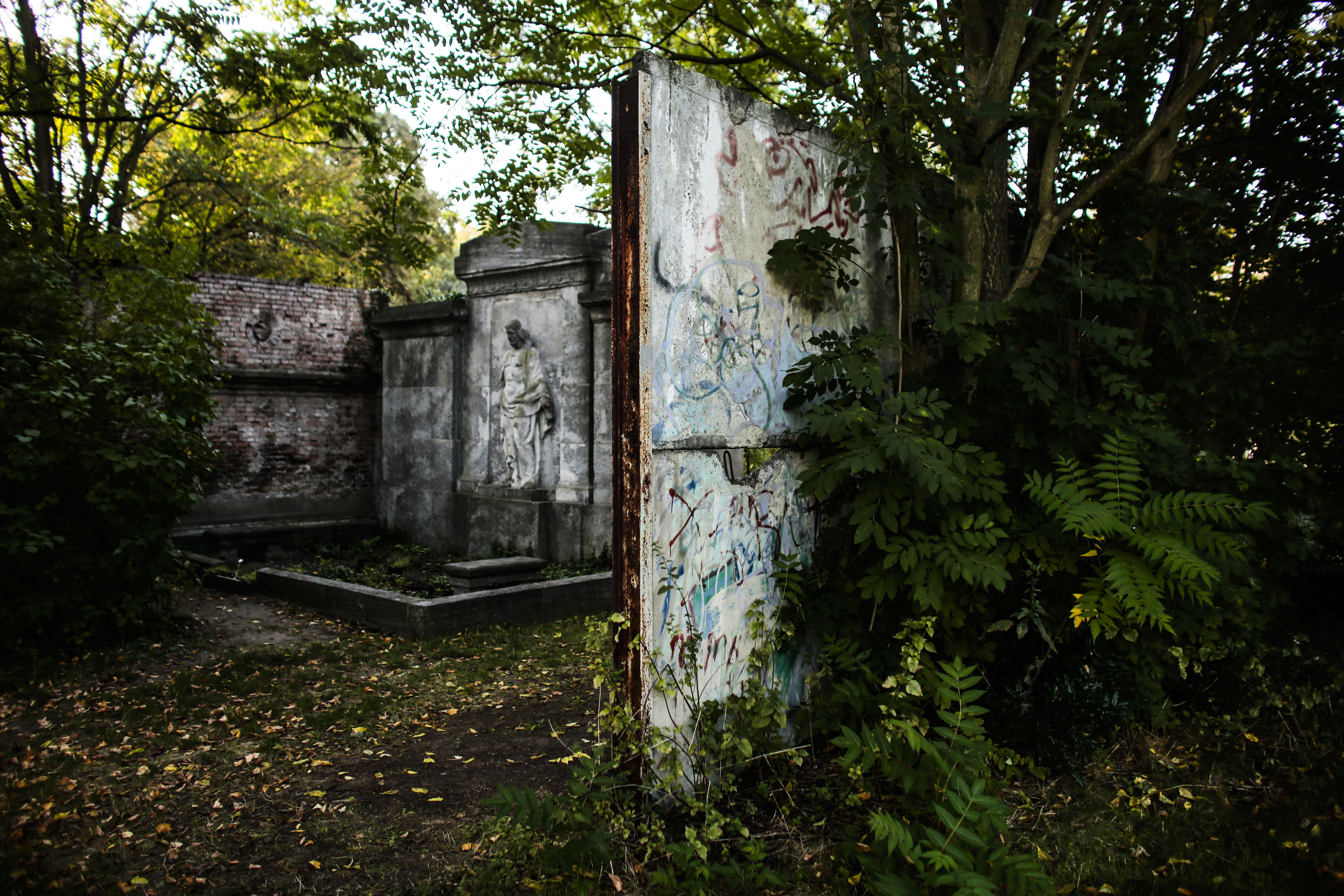 11 photos showing the Berlin Wall today