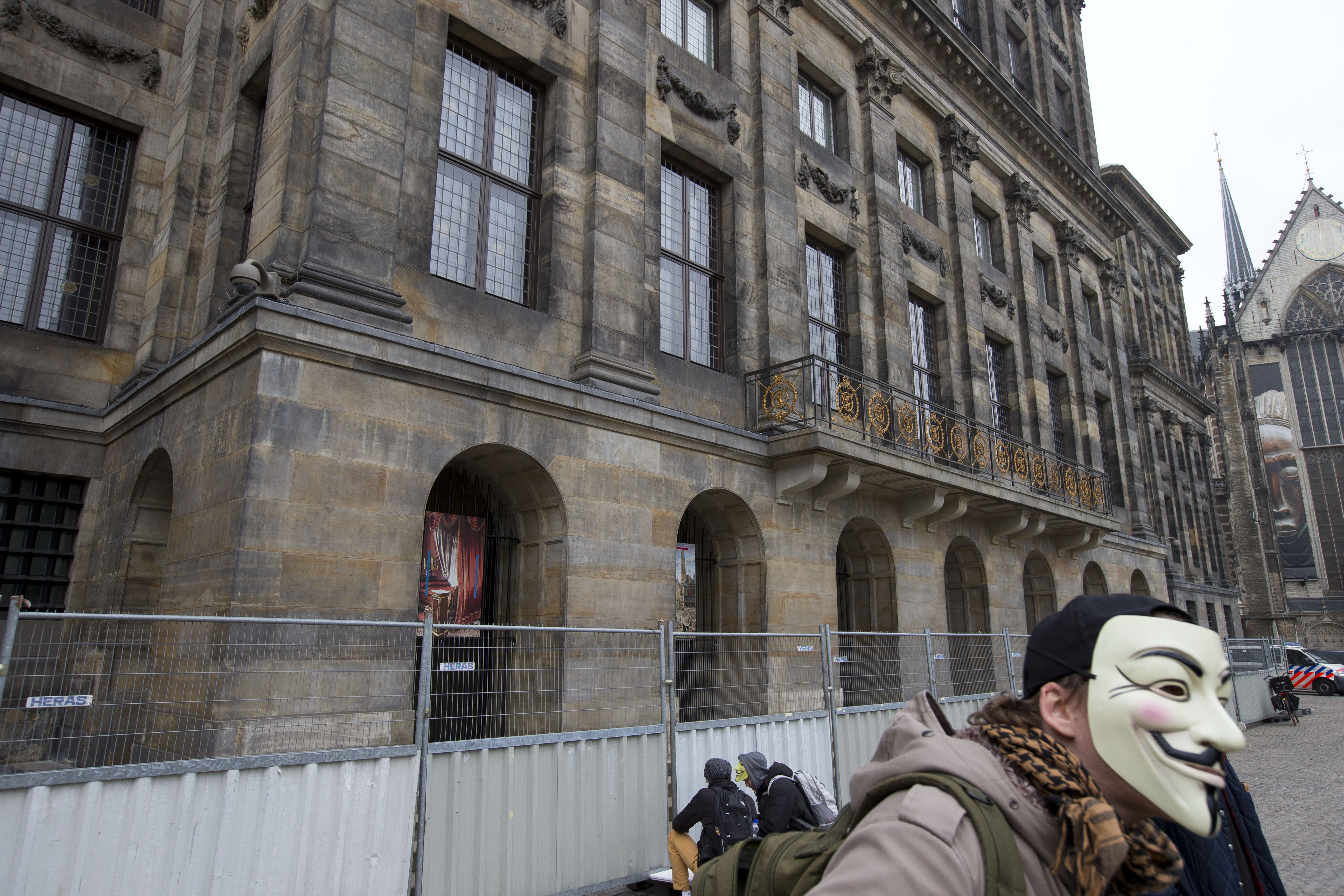 Dutch to public: Don't pee on the royal palace