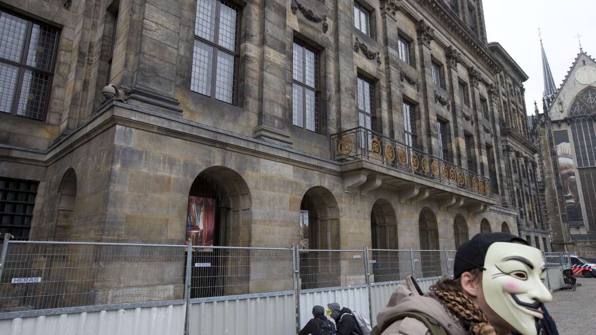 Dutch to public: Don't pee on the royal palace