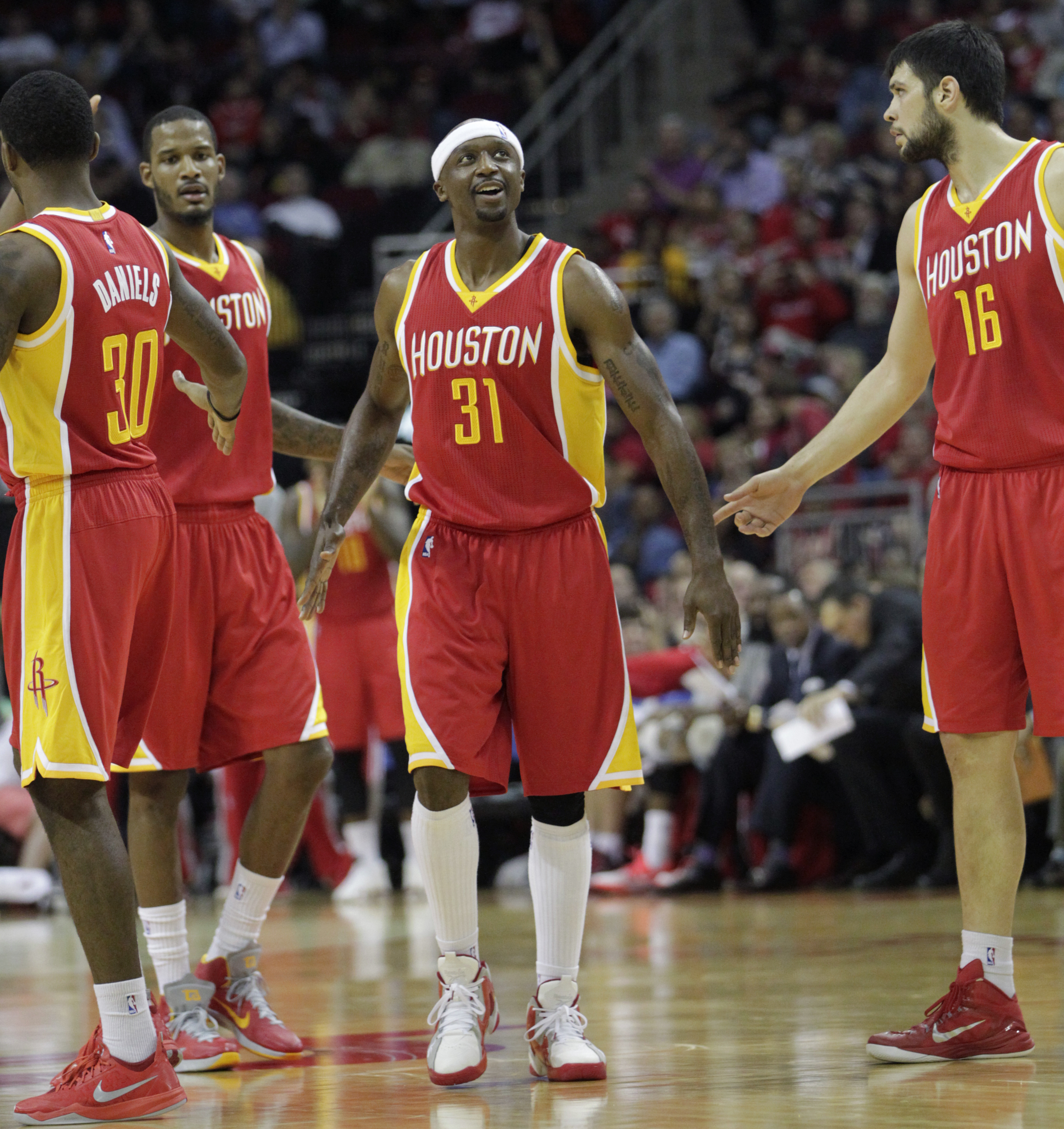 Rockets stop Spurs 98-81 as Howard nets 32