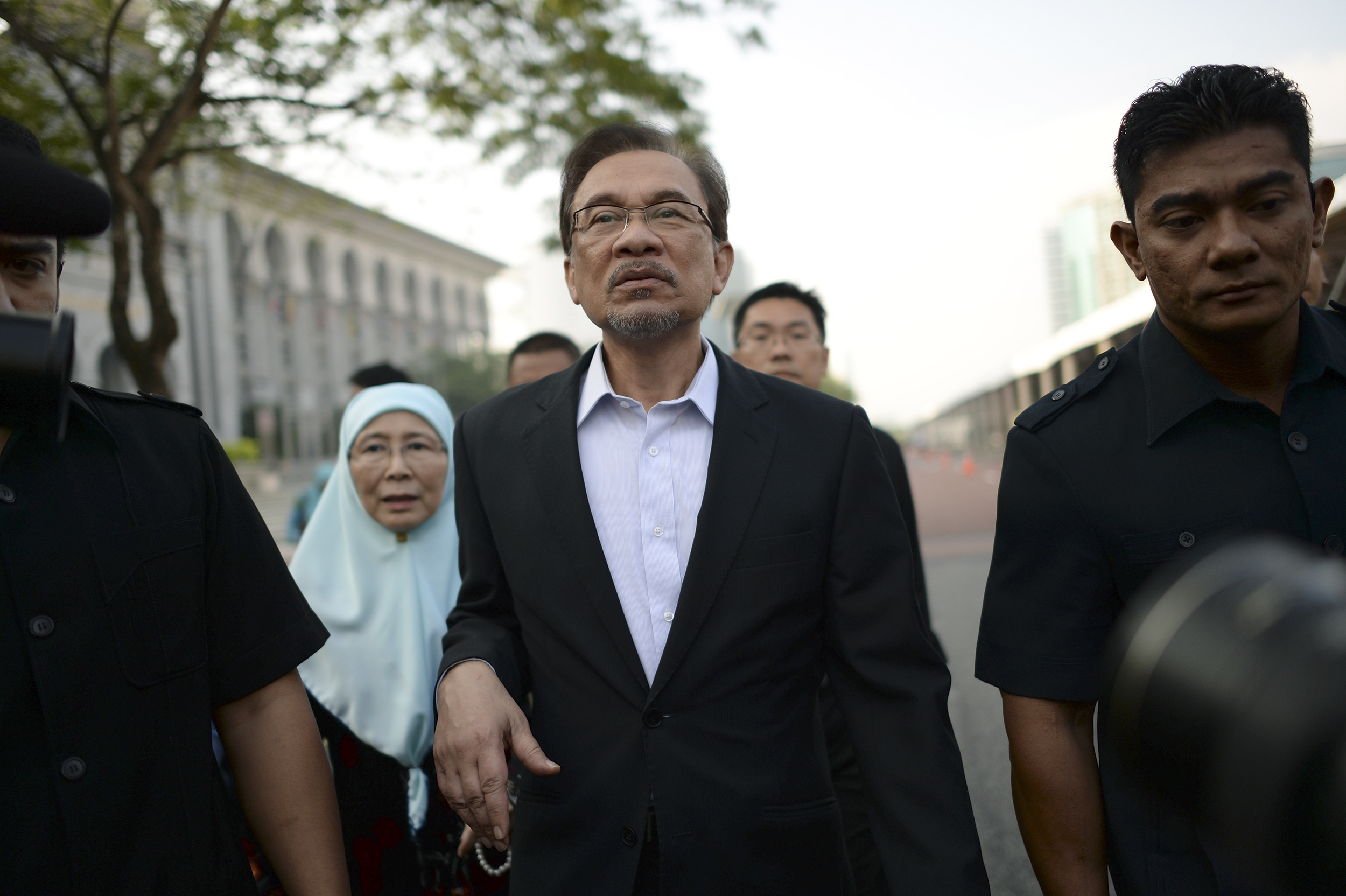 Malaysia judges delay verdict in Anwar sodomy case