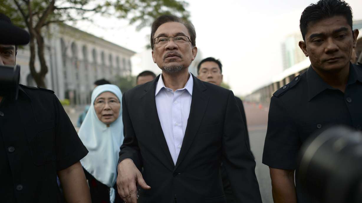 Malaysia judges delay verdict in Anwar sodomy case