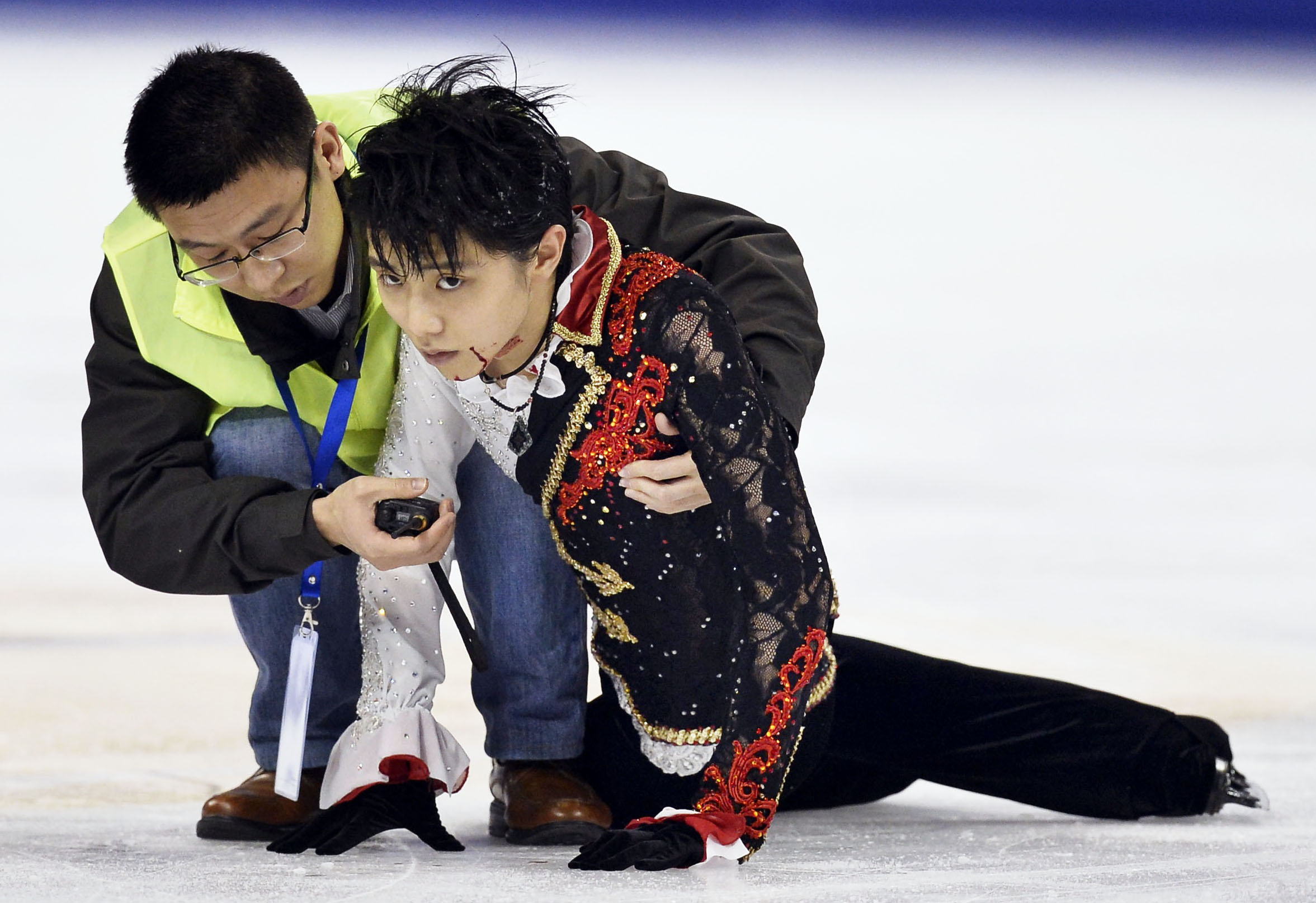 Hanyu takes 2nd at Cup of China after scary crash
